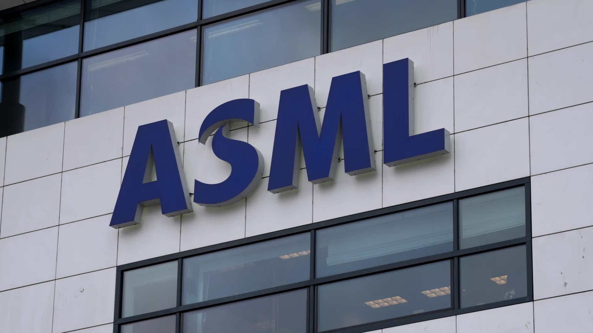 ASML تتوقع مبيعات بين 36 و40 مليار يورو في 2026