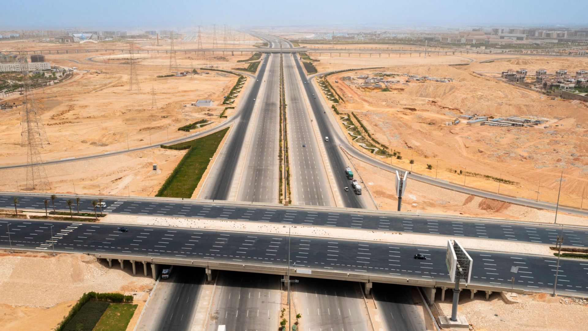 الحكومة المصرية تؤجل 20 مشروعًا للطرق لترشيد استهلاك المواد البترولية