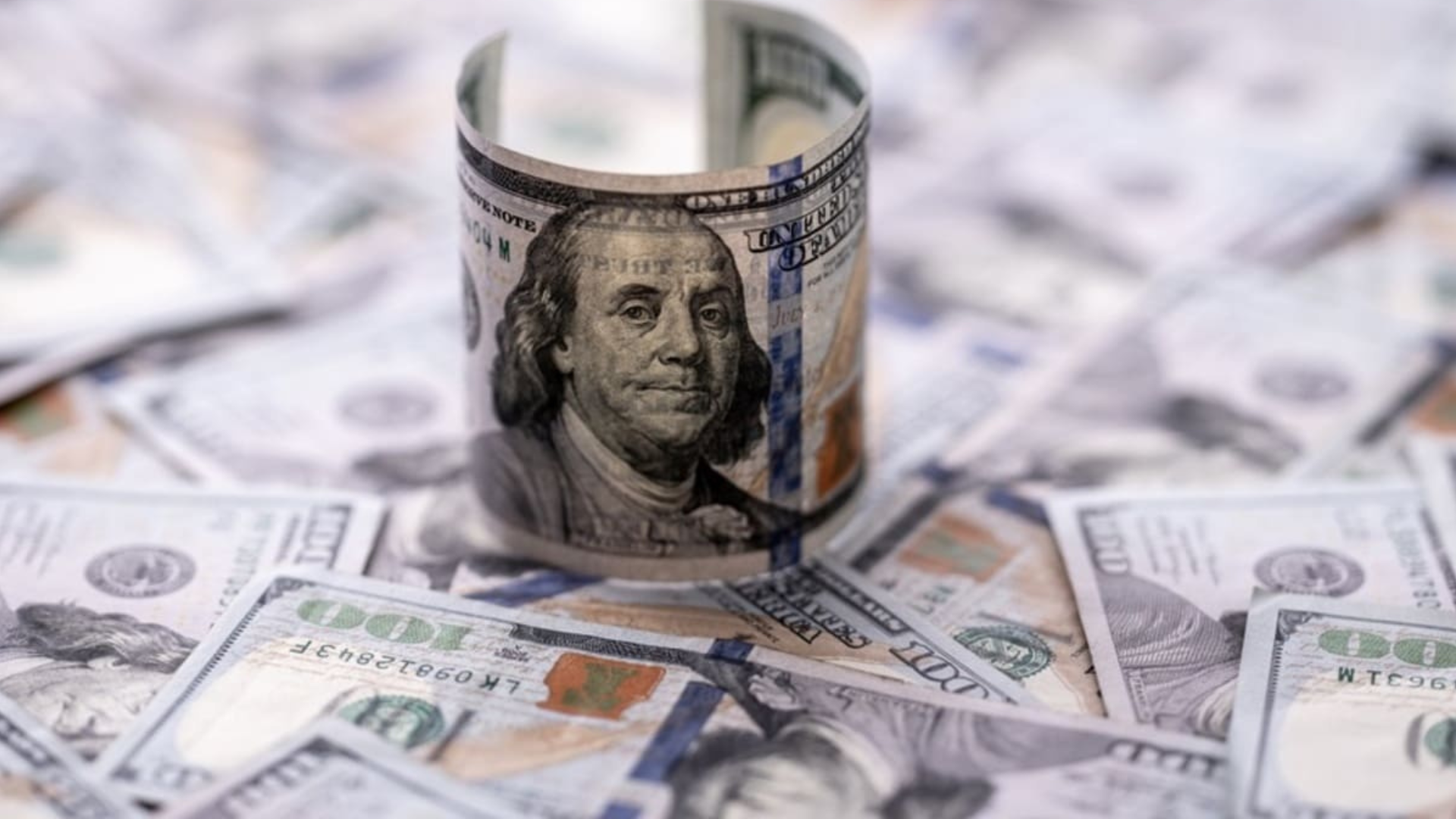 الدولار يتجه لتحقيق أول مكاسب أسبوعية في شهر في ظل تصاعد التوترات بين الولايات المتحدة وإيران