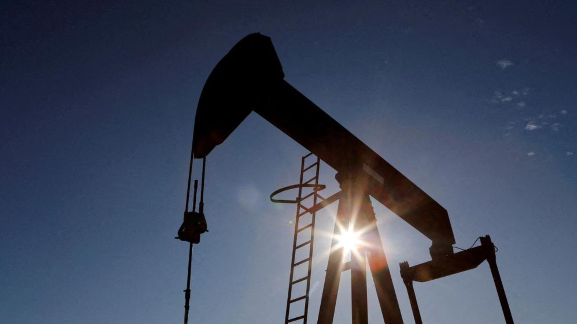 انخفض النفط بأكثر من 10% ليبلغ أدنى مستوى في أسبوعين