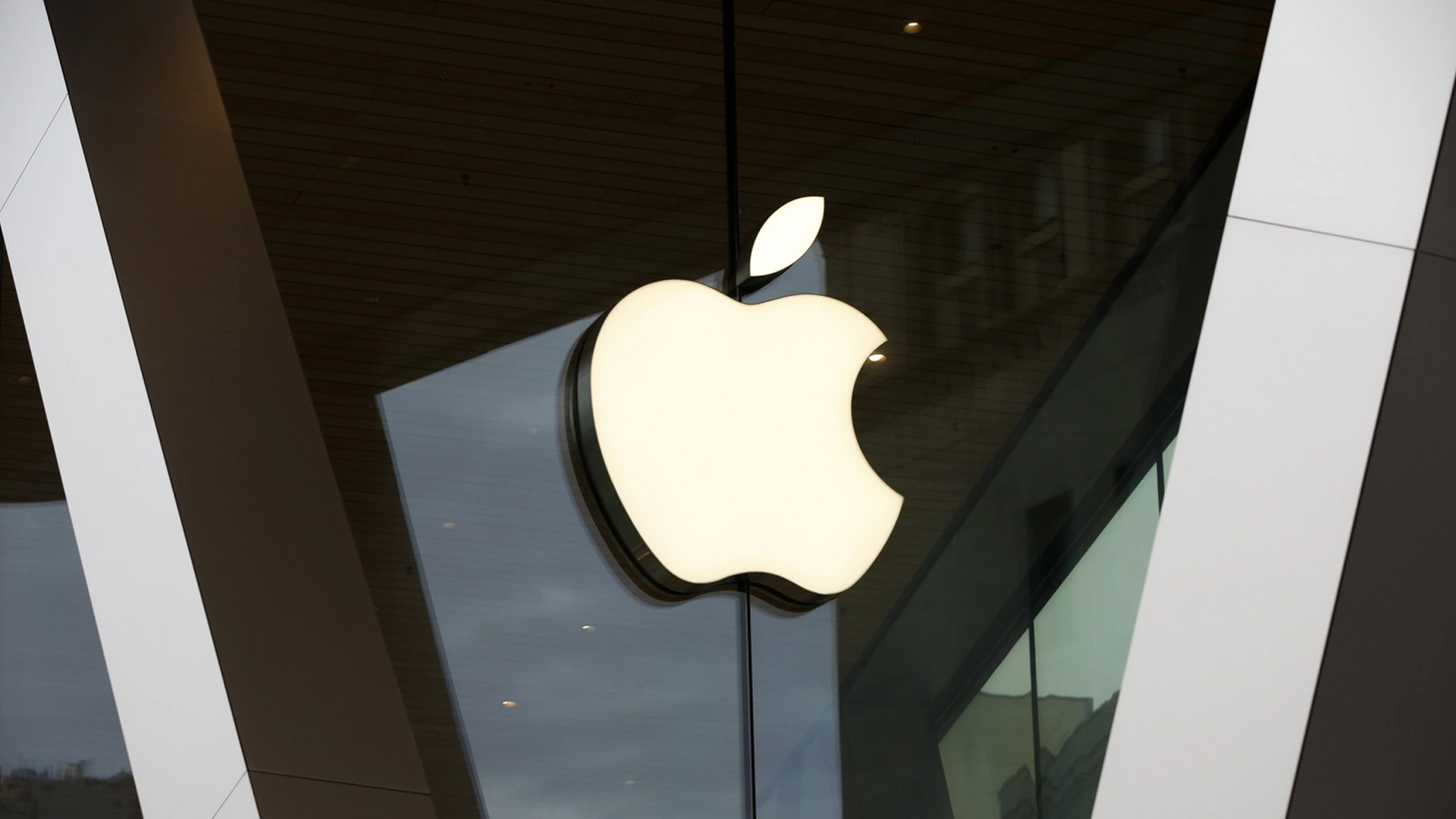 "آبل" تستعد لإطلاق MacBook Ultra هذا العام