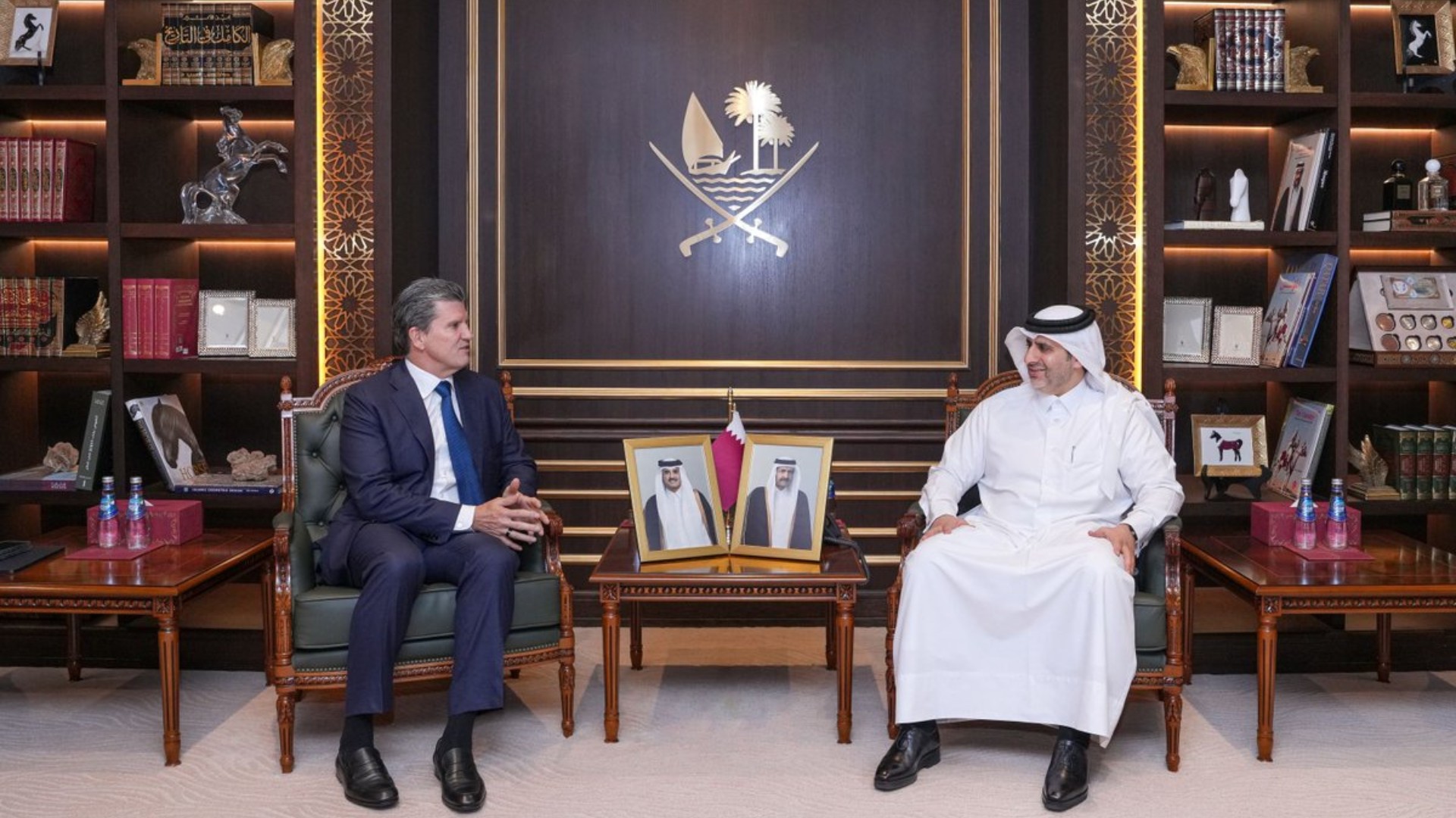 محافظ مصرف قطر المركزي يجتمع مع رئيس مجلس إدارة جنرال أتلانتيك