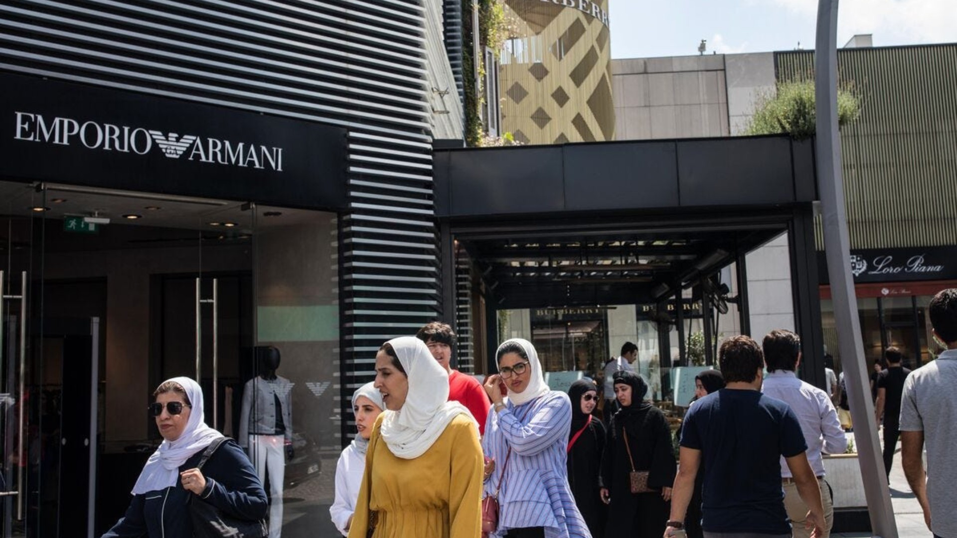أرماني قد تقسم حصة بنسبة 15% بين "لوريال" و"إل في إم إتش" و"إيسيلور لوكسوتيكا"