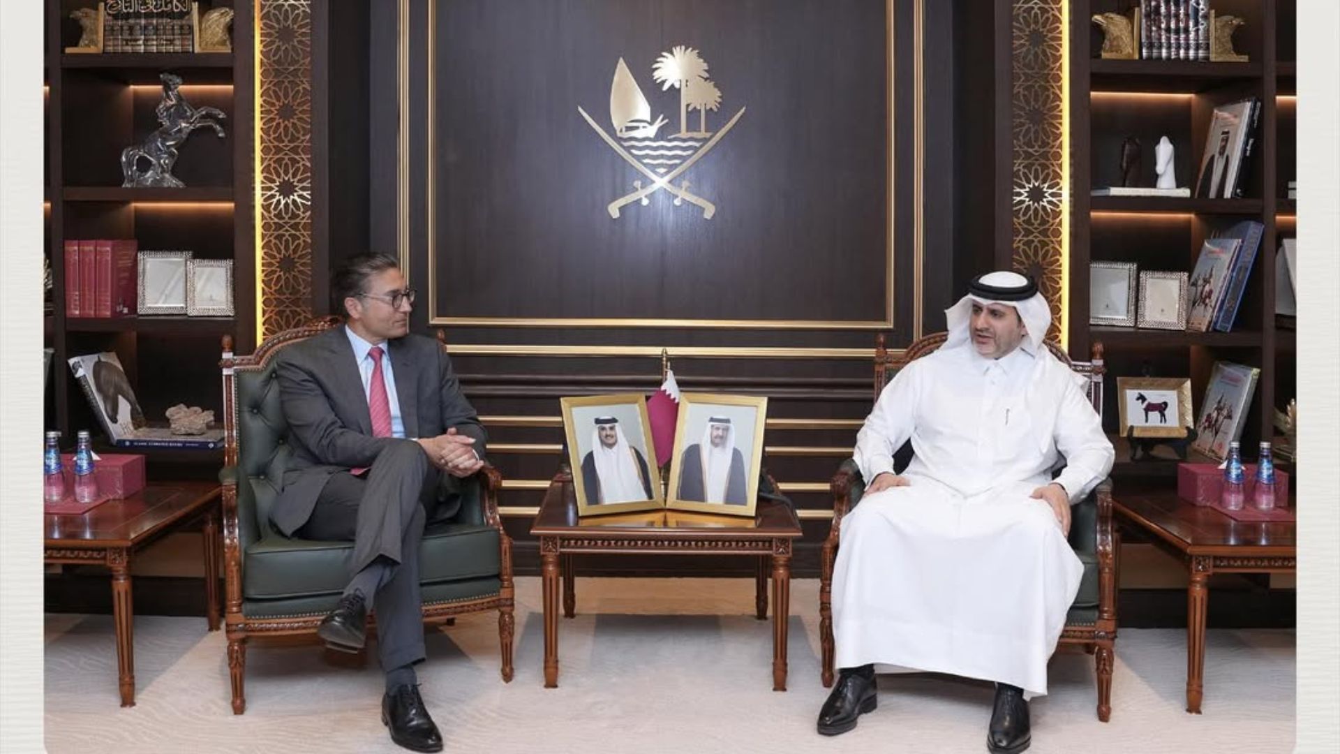 محافظ مصرف قطر المركزي يستقبل الرئيس المشارك لإداة الثروات العالمية في بنك "يو بي إس"