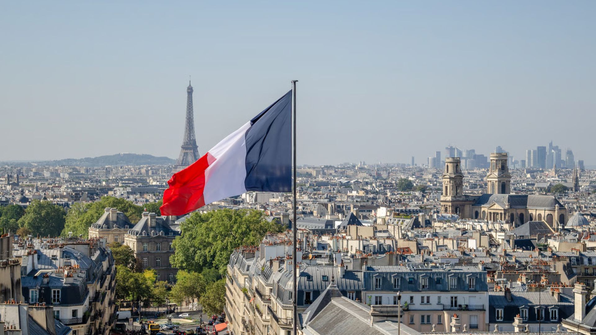 فرنسا ترفع الحد الأدنى للأجور تلقائياً بنسبة 2.4% مع تسارع التضخم
