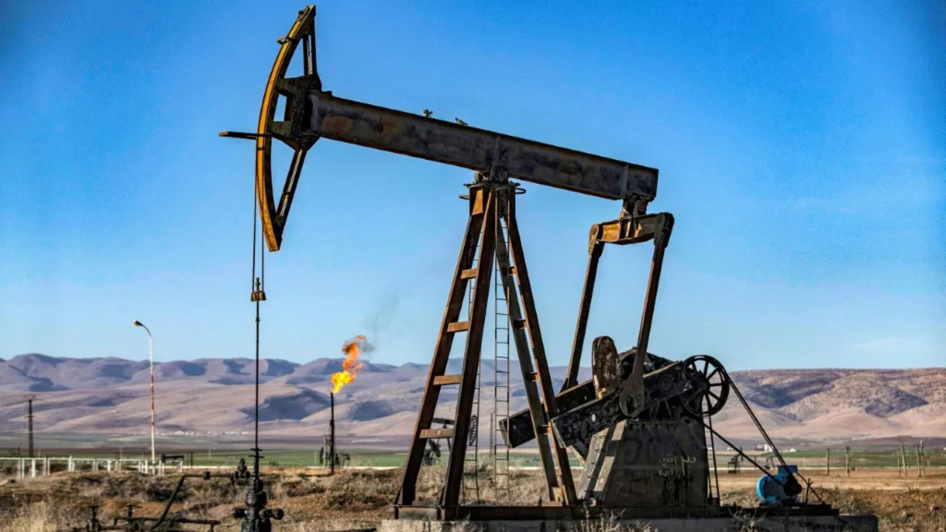 النفط يتراجع مع عودة عبور السفن في هرمز