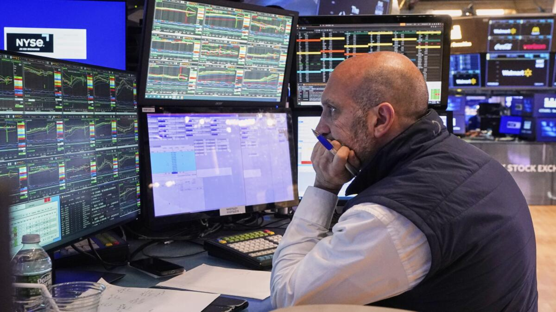 الأسهم الأمريكية تتراجع وتفقد نحو 700 مليار دولار