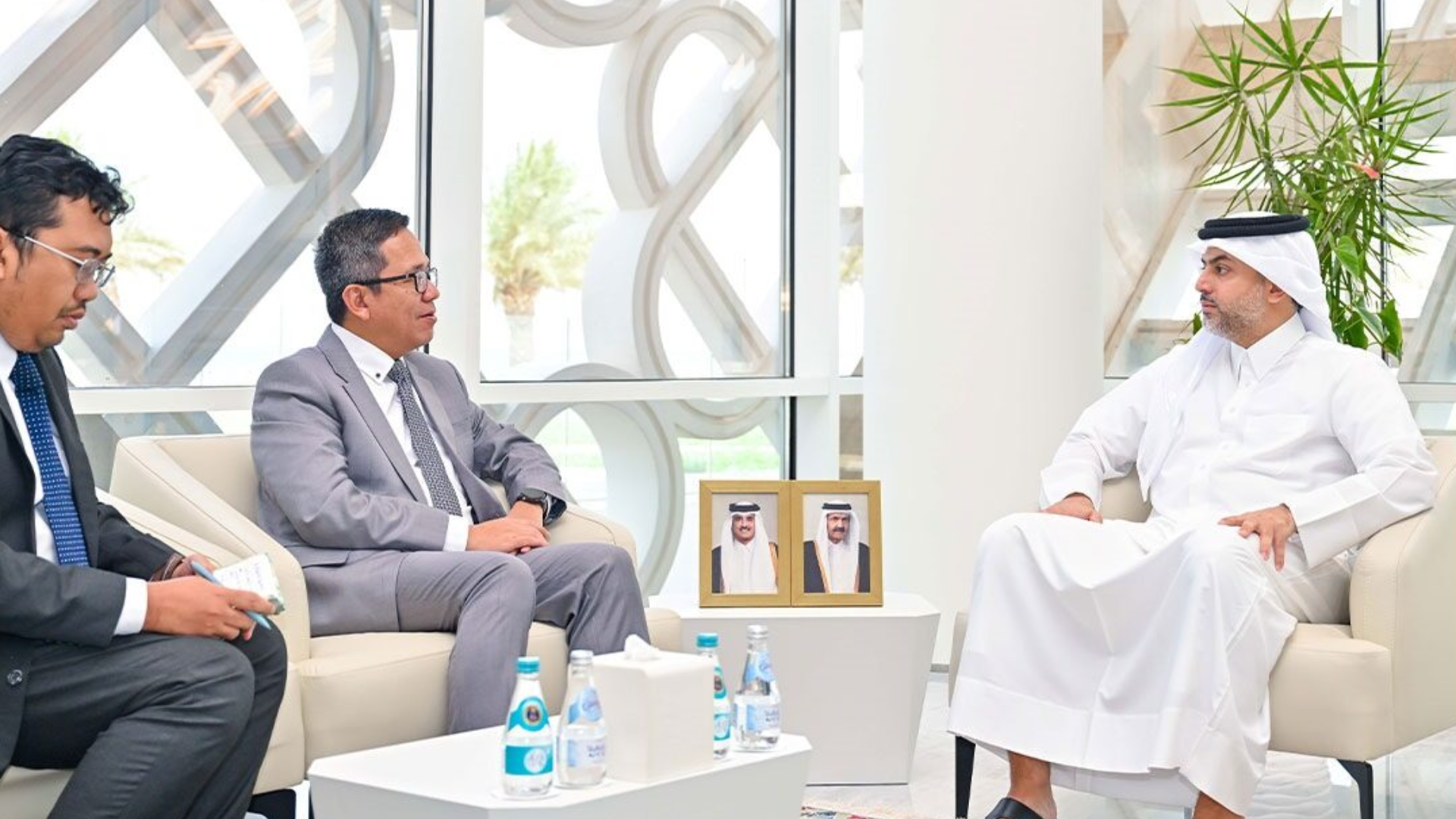 الرئيس التنفيذي لهيئة المناطق الحرة يبحث تعزيز التعاون مع سفير إندونيسيا