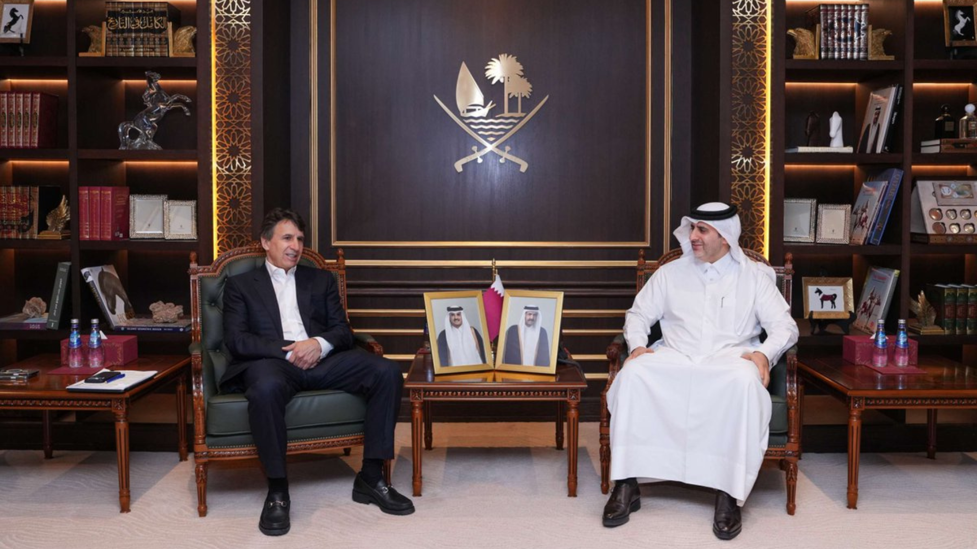 محافظ مصرف قطر المركزي يجتمع مع الرئيس التنفيذي لشركة أبولو جلوبال مانجمنت