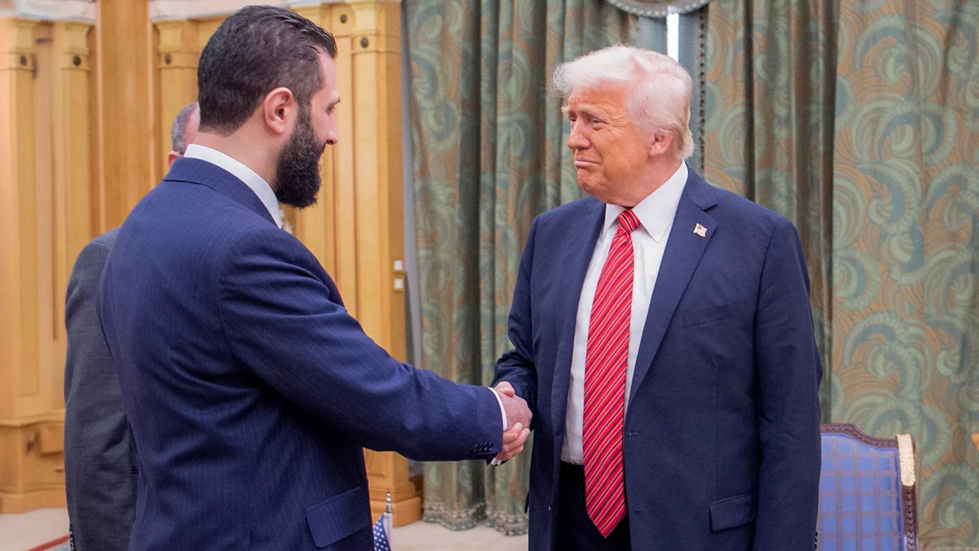 الشرع يؤكد لترمب أهمية إنهاء العقوبات لدعم الاقتصاد السوري
