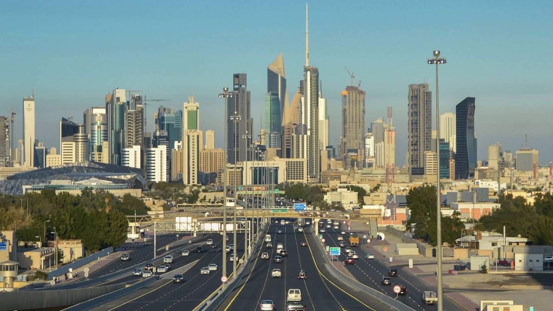 الكويت تعيد فتح أجوائها بعد اعتراض هجمات صاروخية وطائرات مسيّرة
