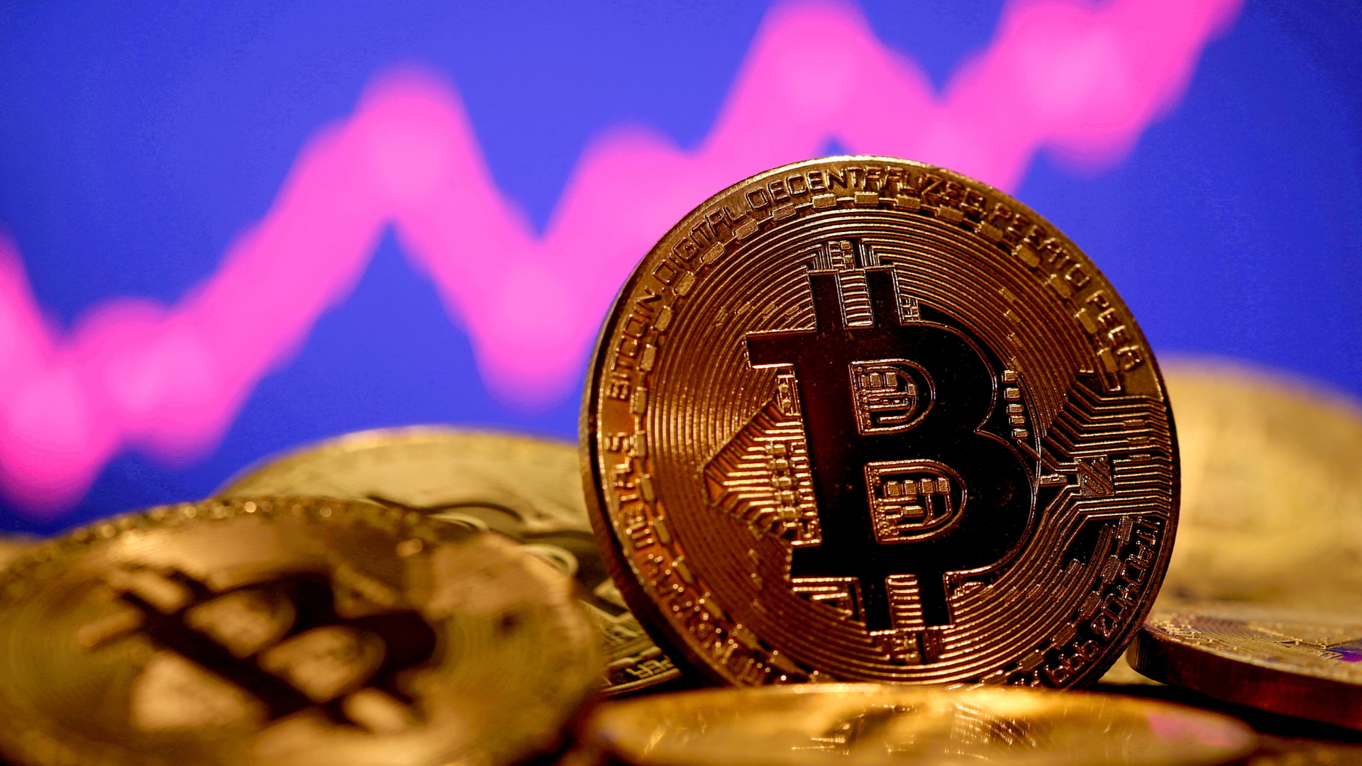 ضغوط بيع بيتكوين من "ستراتيجي" تزيد المخاوف مع هبوط العملة