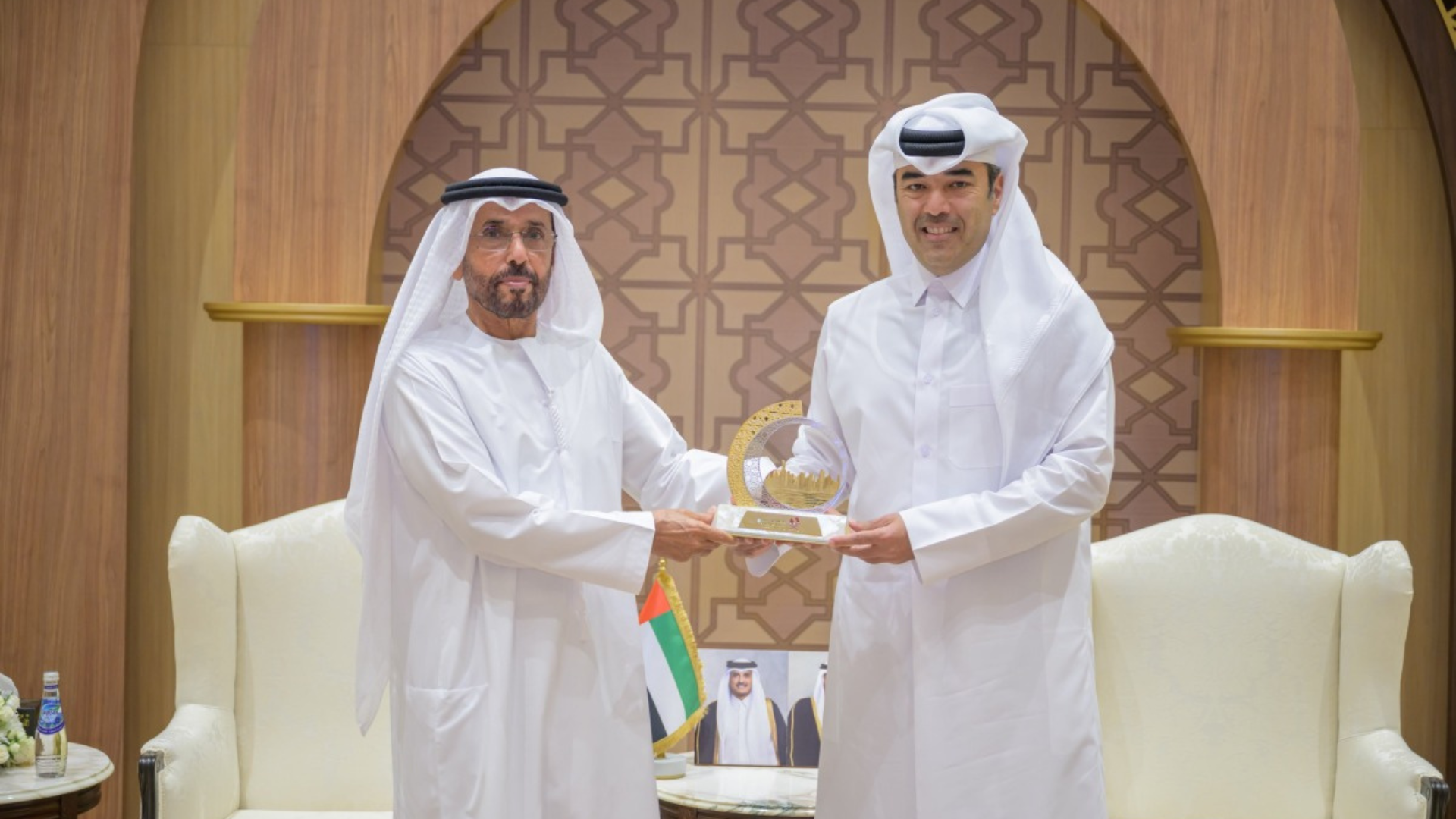 قطر والإمارات تطلقان مشروعاً إلكترونياً لتبادل بيانات المبعدين