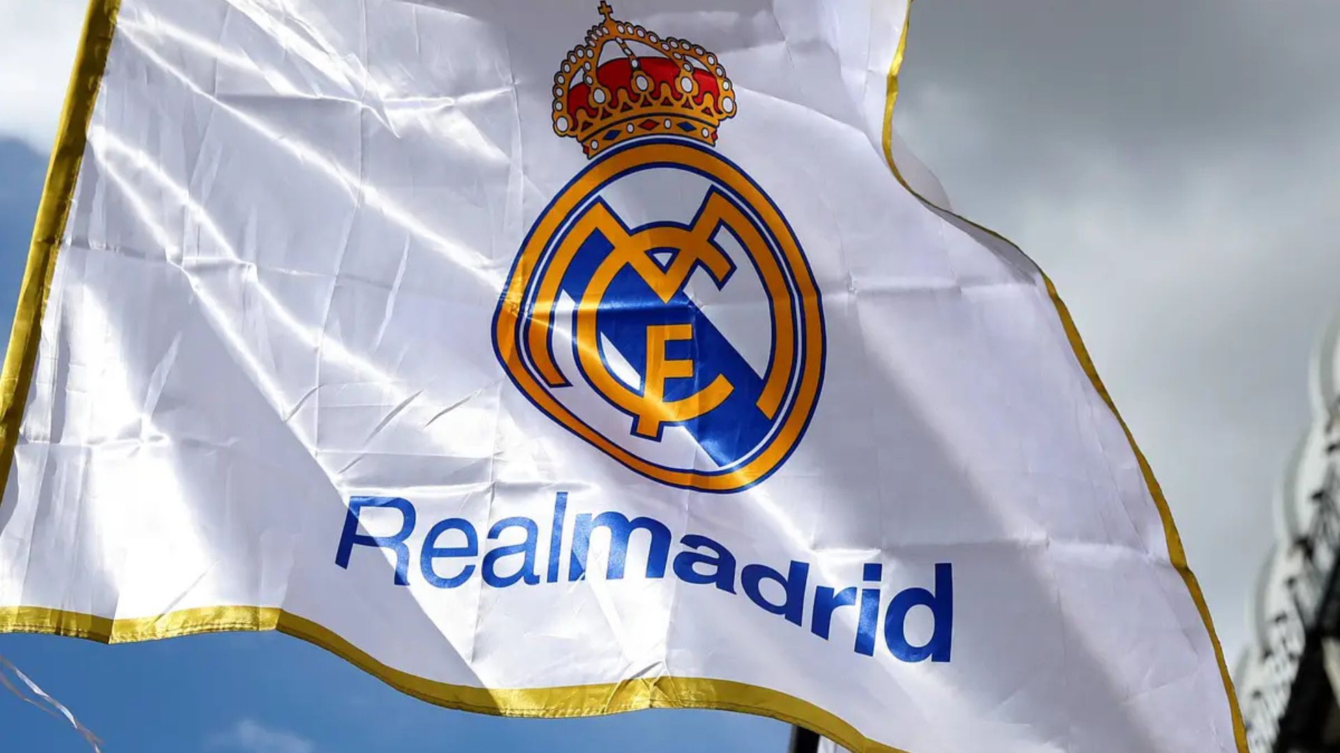 ريال مدريد يدرس بيع حصة في النادي لمستثمرين خارجيين، من بينهم صندوق استثماري إماراتي