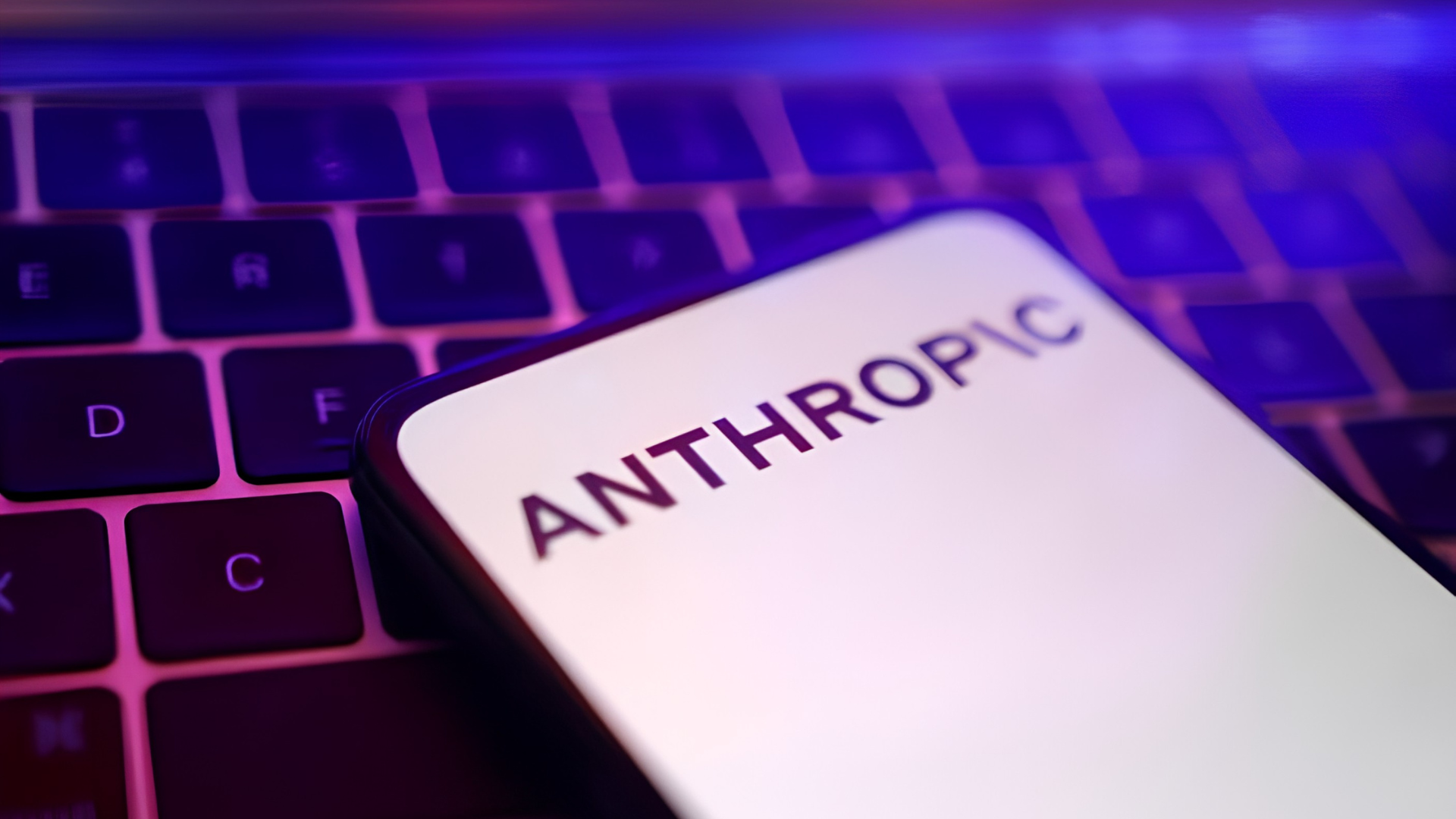 الولايات المتحدة تتجه لتخفيف القيود على نموذج أنثروبيك للذكاء الاصطناعي