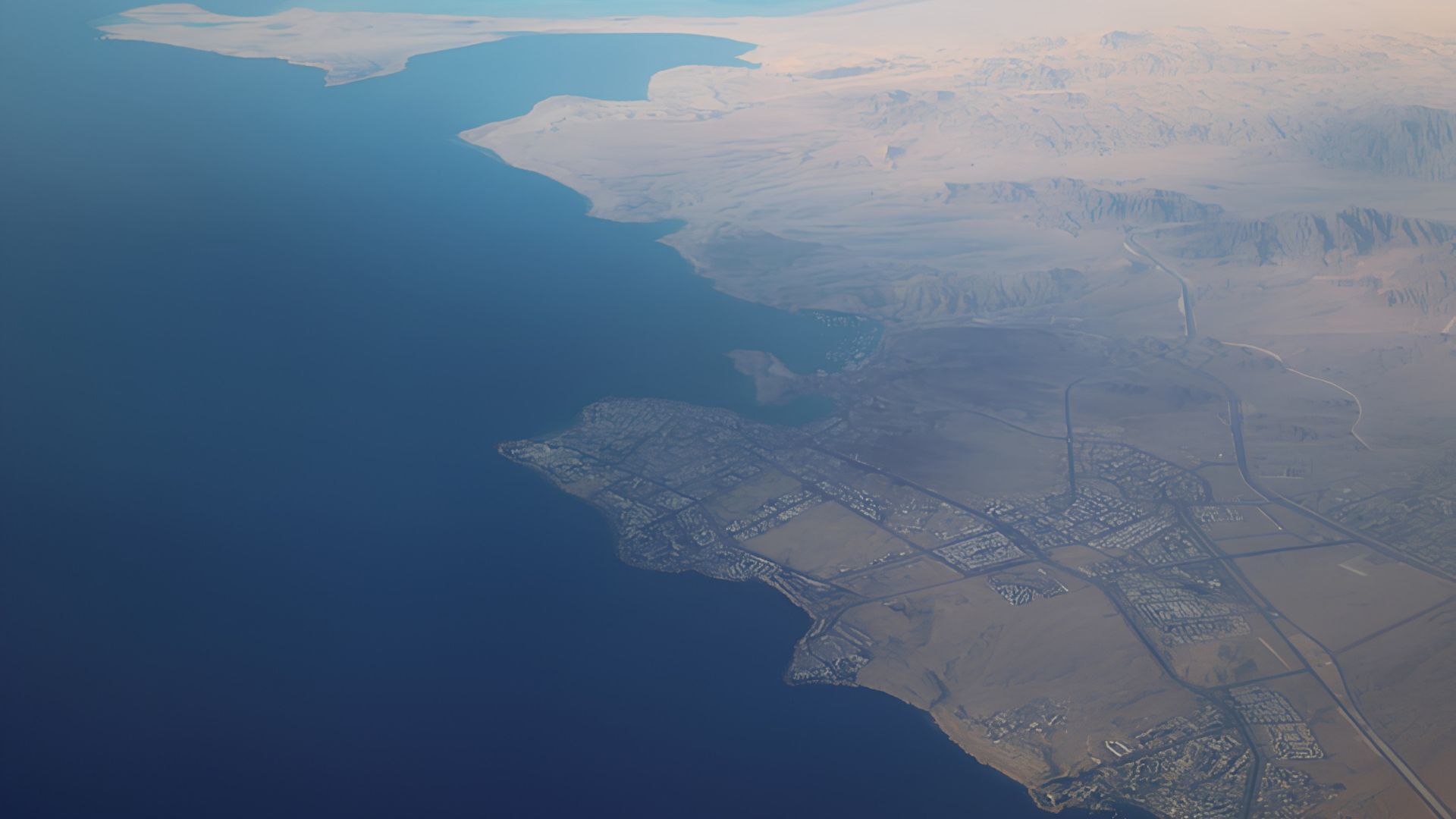 3 ناقلات تحمل نفطا سعوديا تغير مسارها بالبحر الأحمر