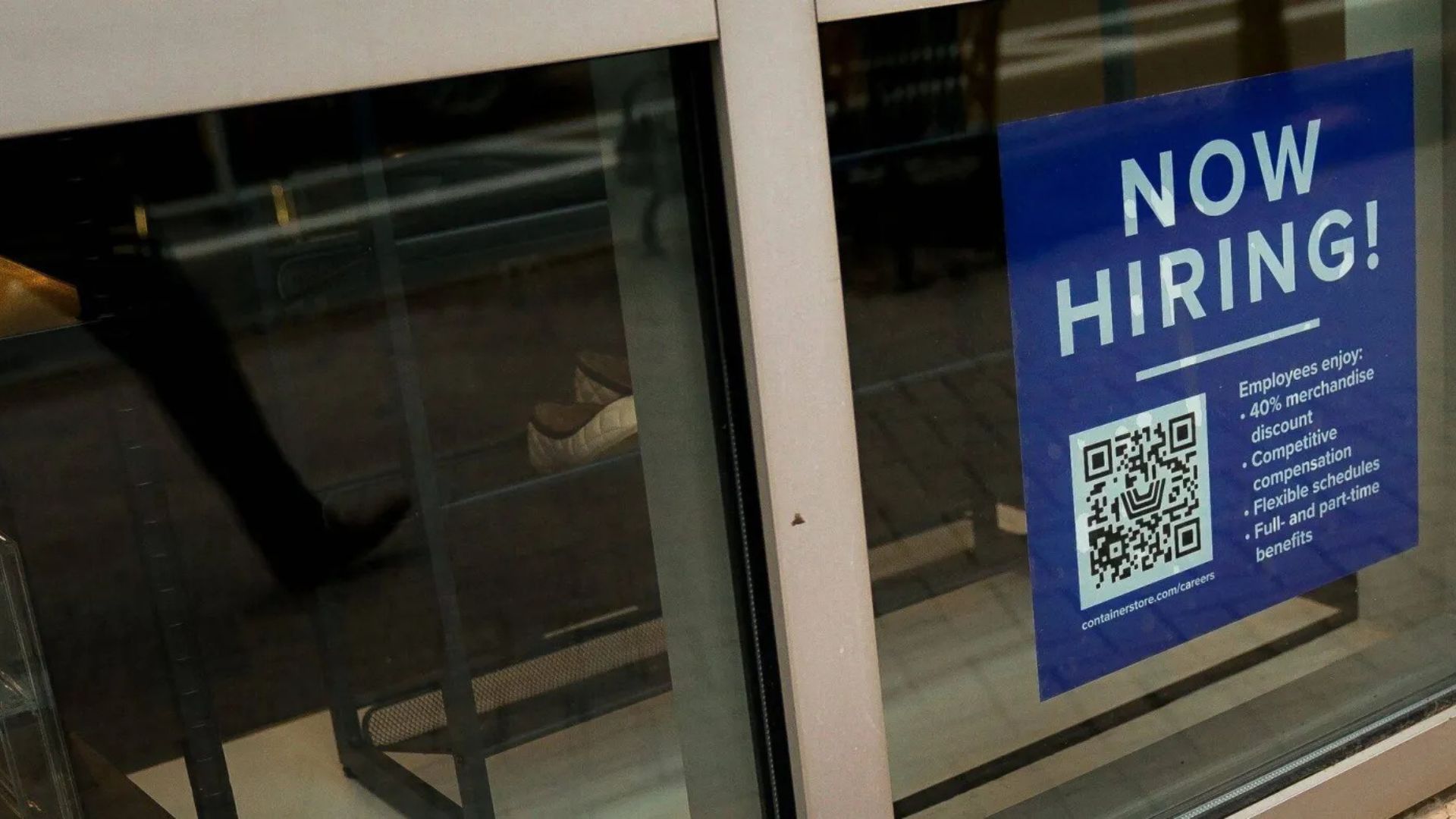 طلبات إعانة البطالة في أمريكا تهبط لأدنى مستوى منذ عقود