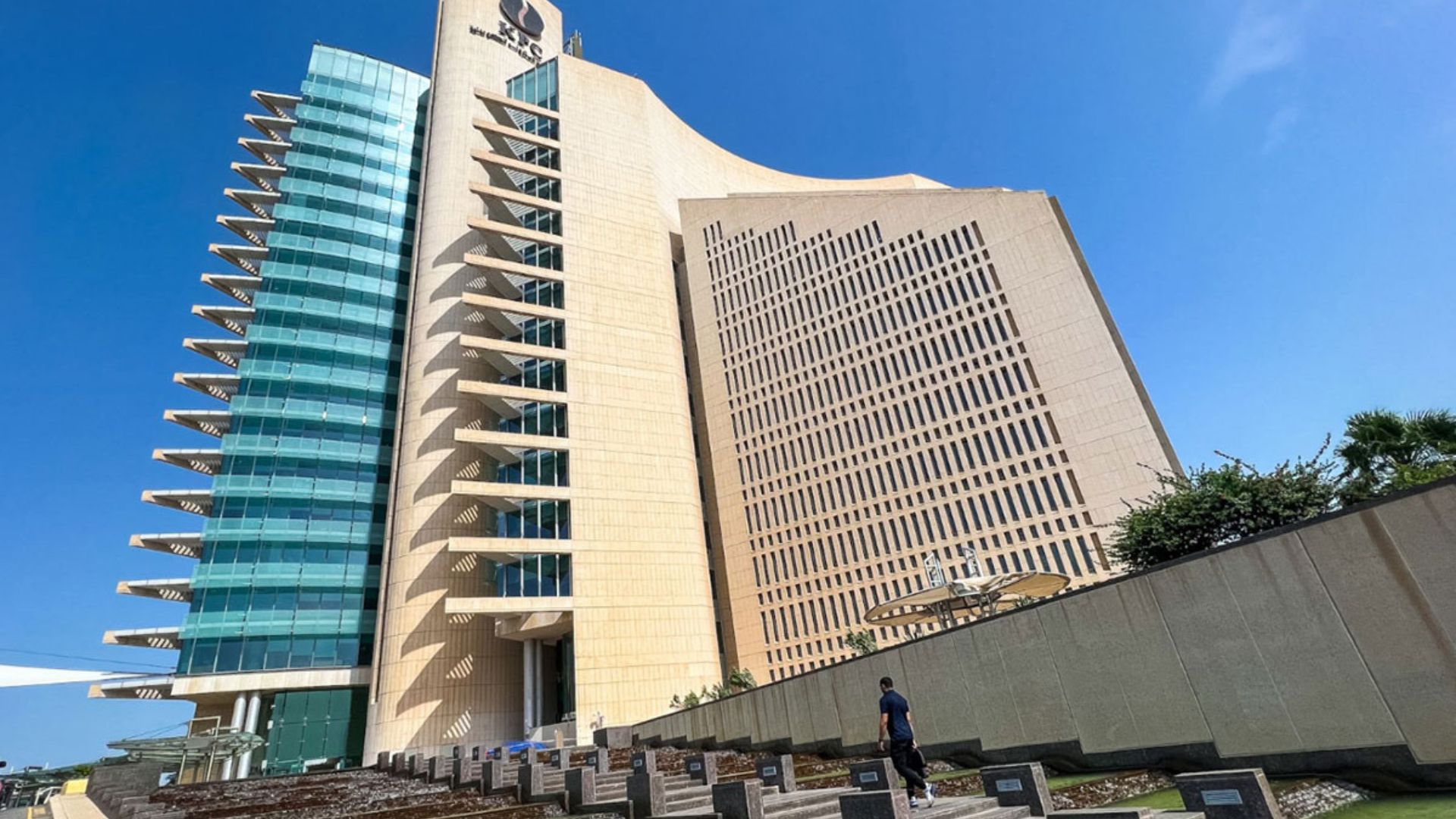 الكويت تضم بلاكستون وبروكفيلد وKKR إلى مشروع "شاهين" الاستراتيجي