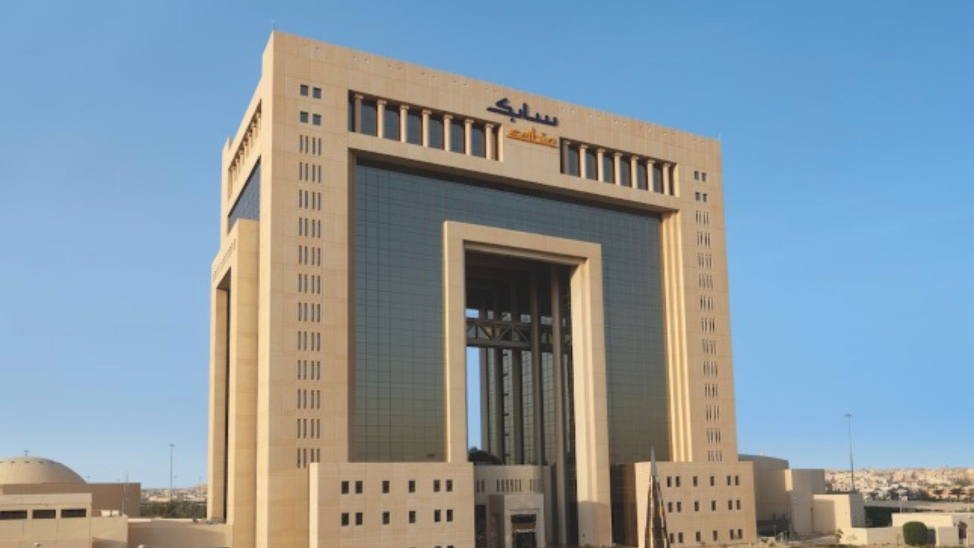 "سابك" تقلص خسائرها الفصلية 79.6% إلى 833 مليون ريال