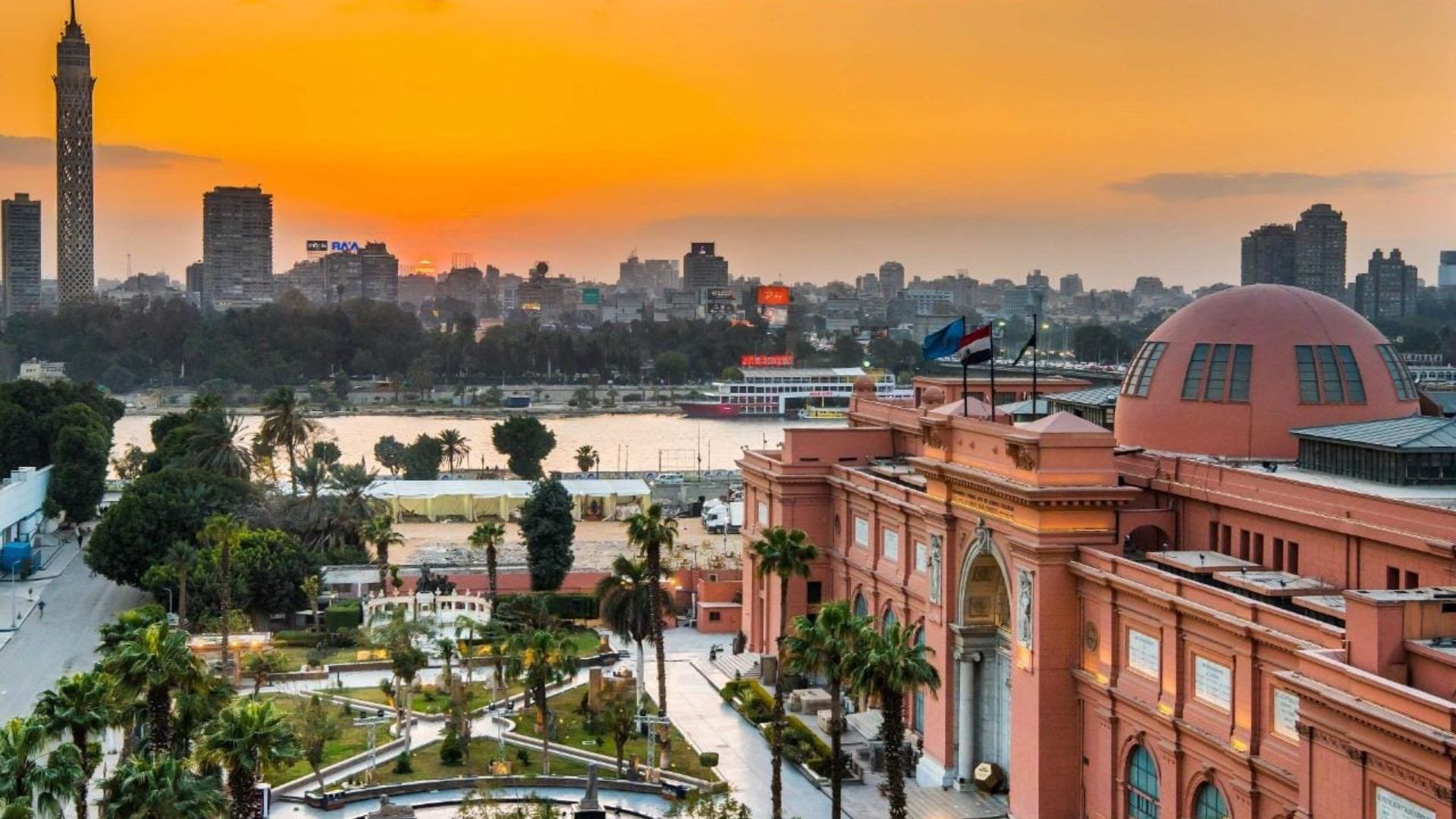 بورصة مصر تتراجع والجنيه يهبط بعد هجوم على سفينتين في دمياط