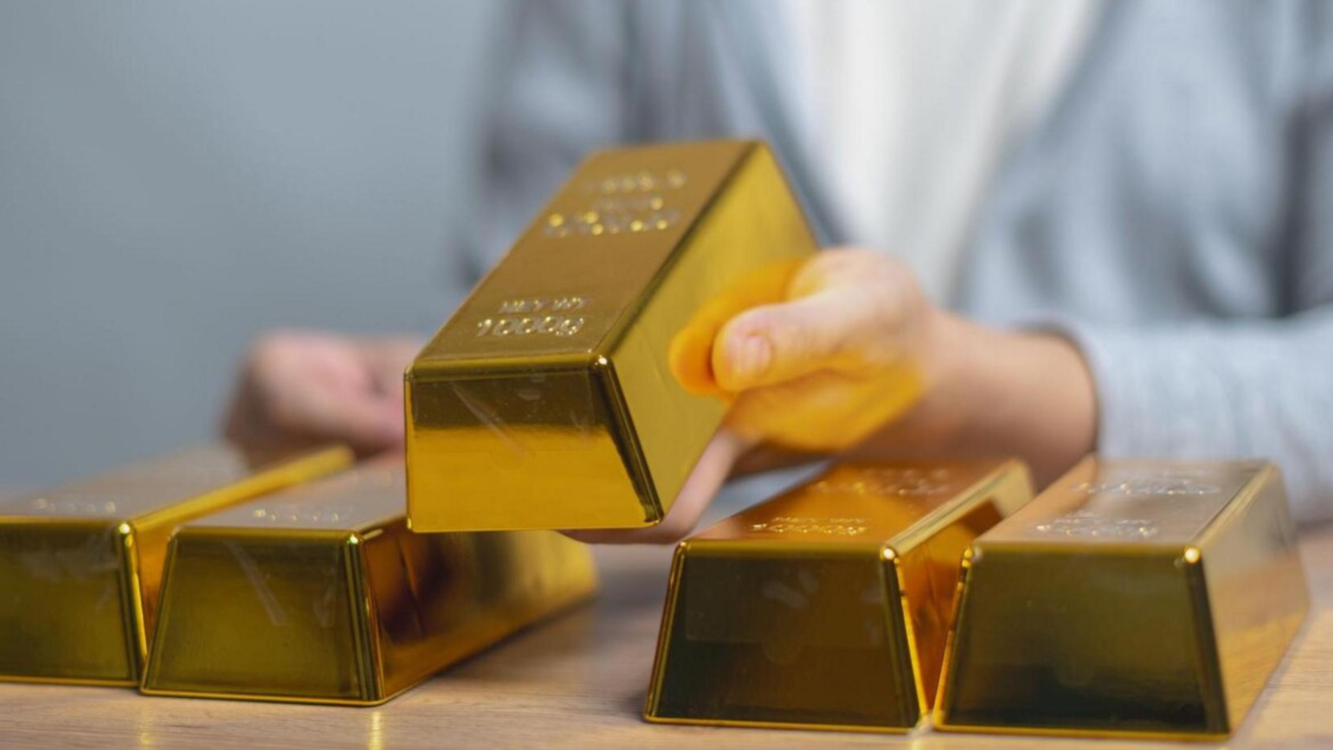 الذهب يرتفع 3% مع تراجع الدولار وترقب تطورات الشرق الأوسط