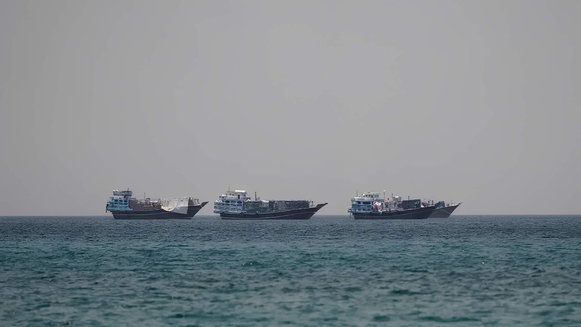 شركات الشحن العالمية والمنظمة البحرية الدولية تعارض فرض أي تكاليف إلزامية أو رسوم عبور بمضيق هرمز