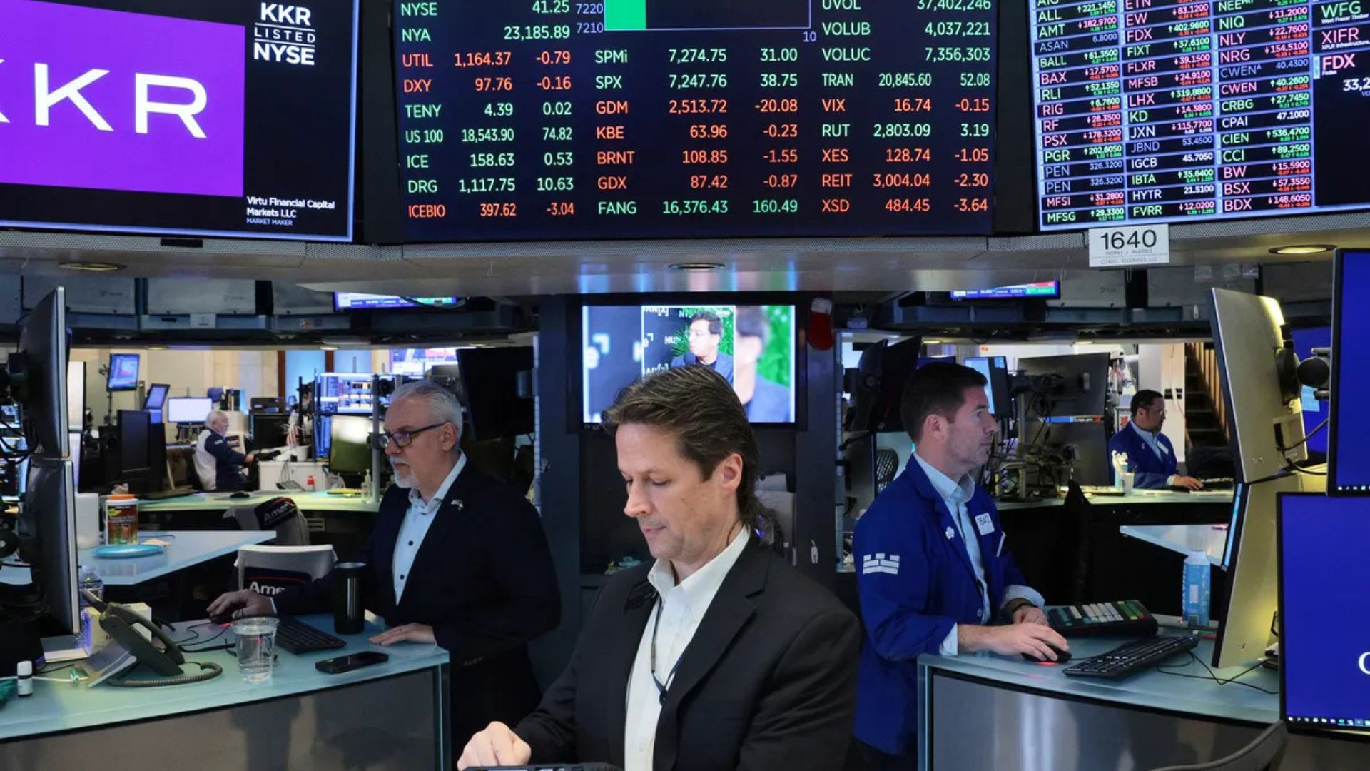 ستاندرد اند بورز يغلق عند مستوى قياسي مع تراجع مخاوف رفع الفائدة