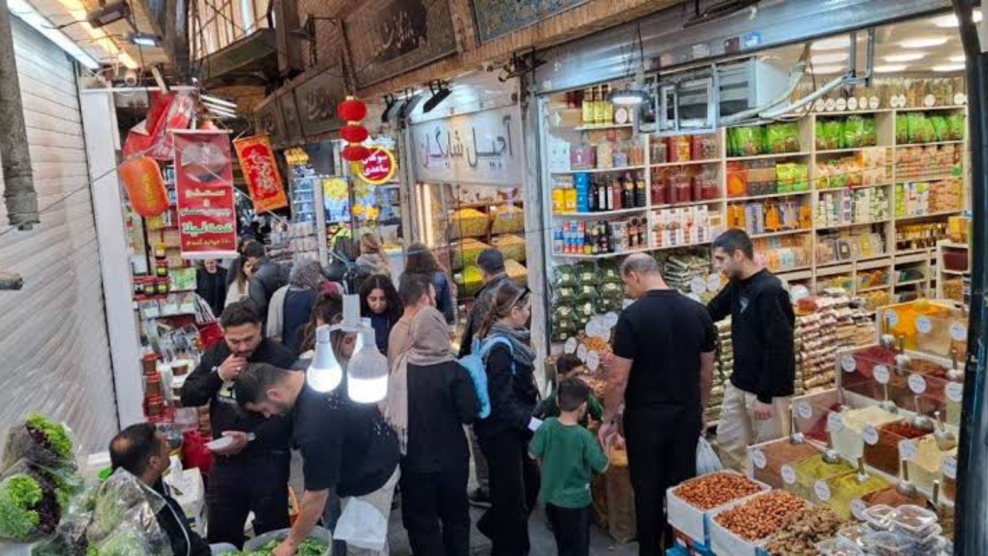 الإيرانيون يشترون البقالة بالتقسيط مع تفاقم تداعيات الحرب
