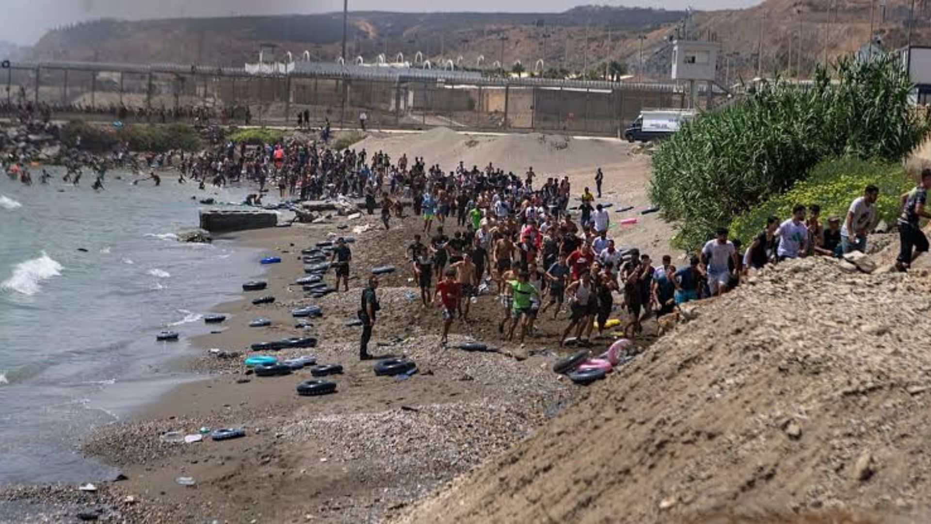 الأمن المغربي يعتقل نحو 300 مهاجر حاولوا الوصول إلى سبتة الإسبانية