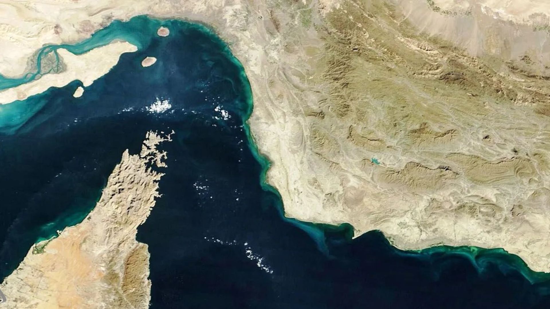 بيانات شحن: لم تعبر أي سفينة مضيق هرمز يوم الأحد