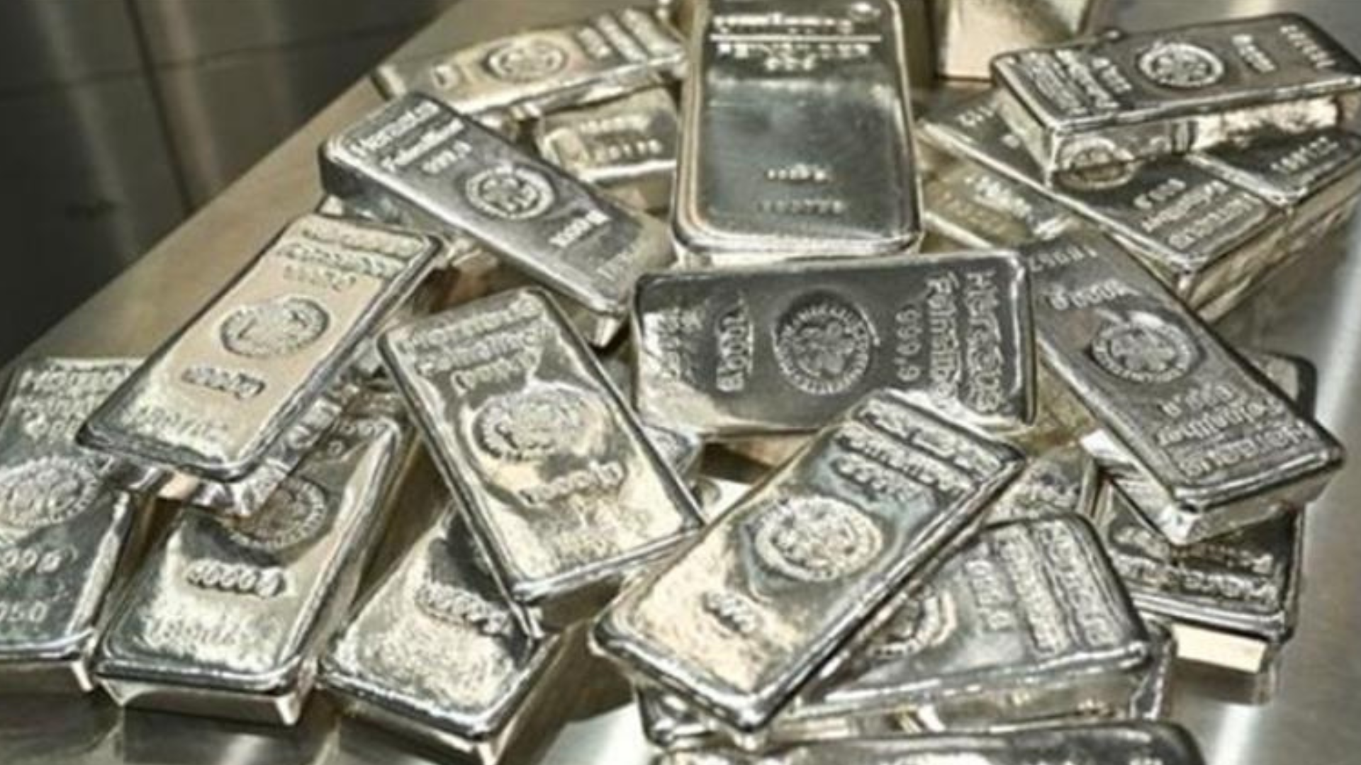 الفضة تتراجع في المعاملات الفورية بأكثر من 3% إلى 63.72 دولارا للأونصة