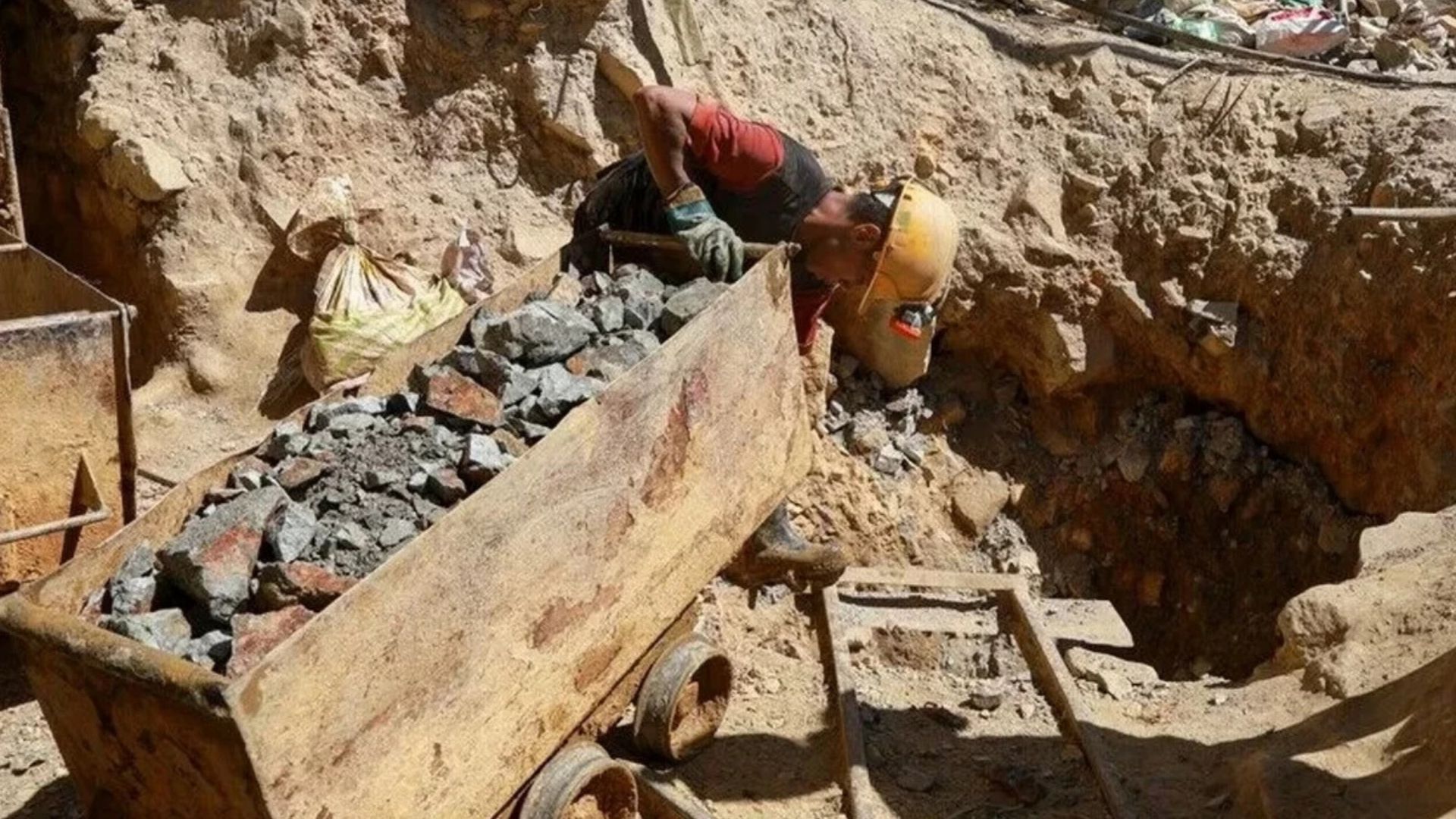 أفريقيا الوسطى تغلق منجم ذهب بعد انهيار أسفر عن مقتل أكثر من 100 شخص