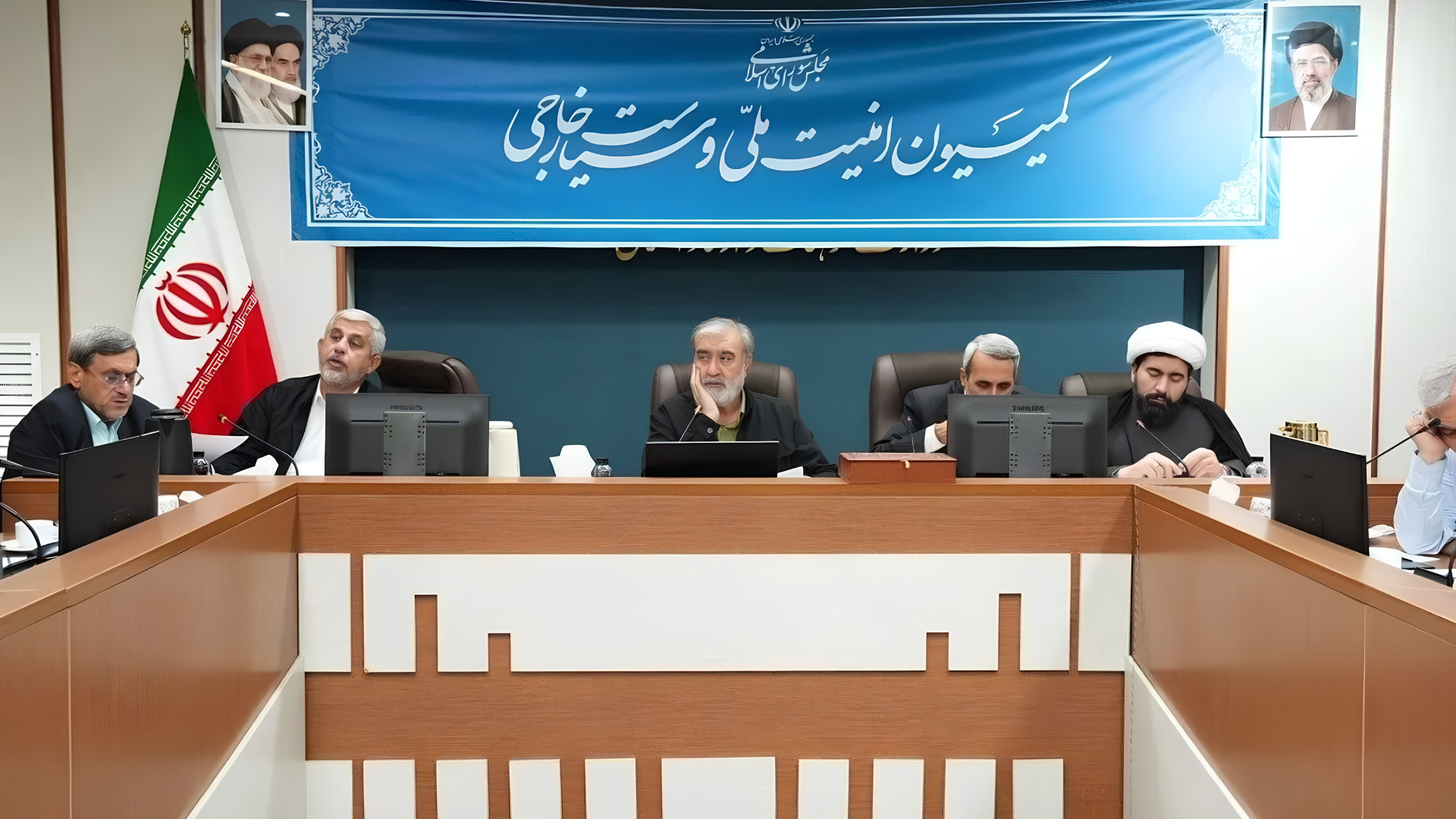 لجنة برلمانية إيرانية تقر رسوما على السفن العابرة لمضيق هرمز