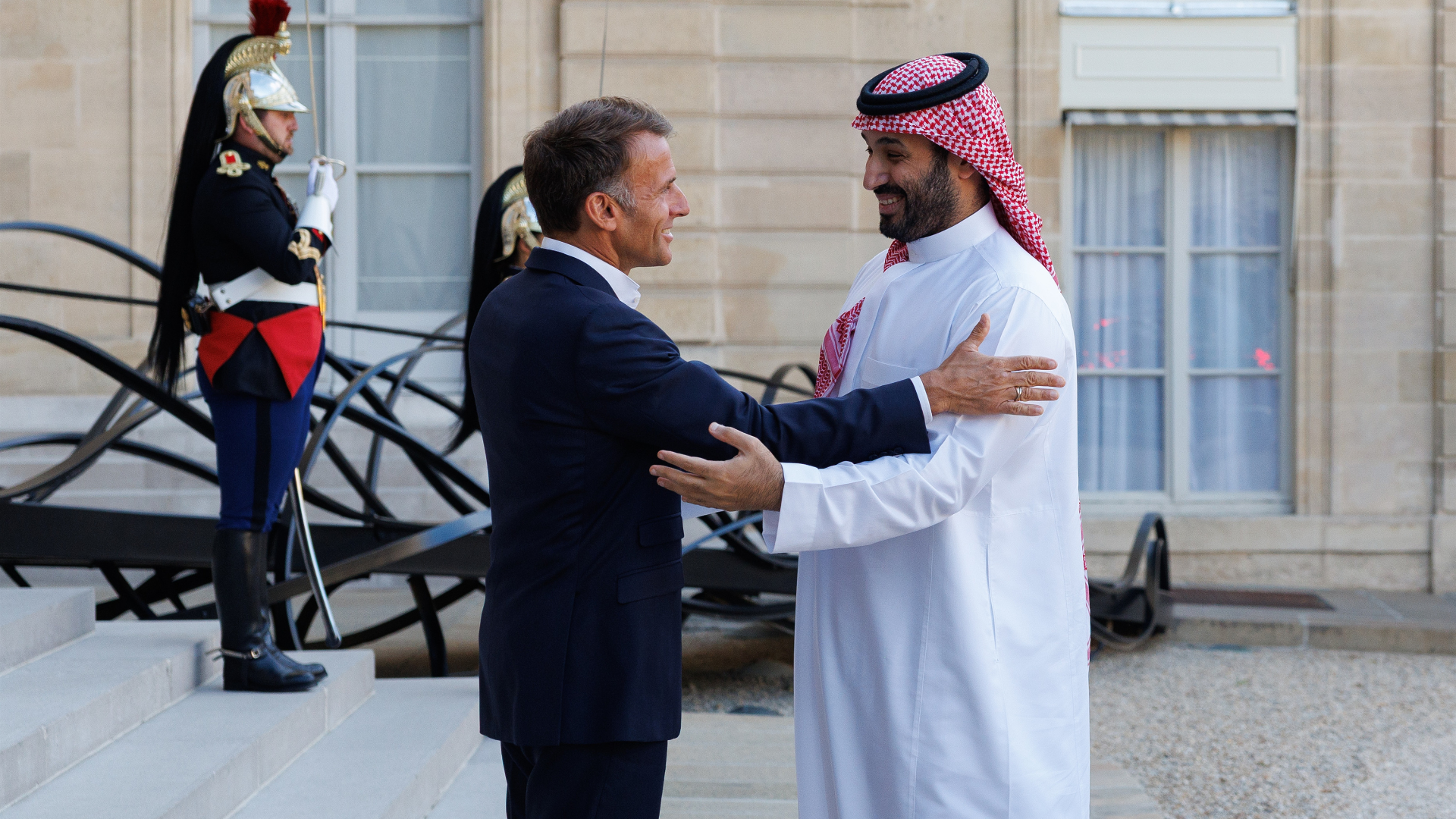 ولي عهد السعودية يزور فرنسا الأحد ويبحث مع ماكرون قضايا إقليمية واقتصادية