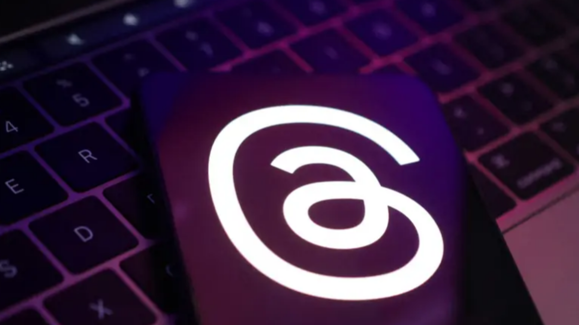 ثريدز تختبر ميزة جديدة لتحويل محتوى البودكاست إلى نصوص