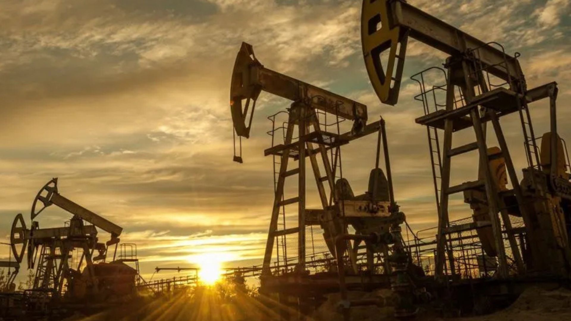 النفط يهبط 2% وسط محادثات إيران وعمان لفتح مضيق هرمز
