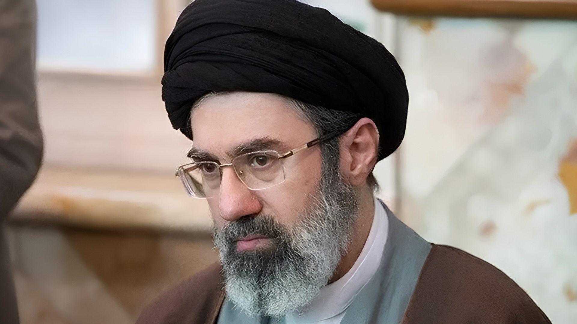المرشد الإيراني: يجب الاهتمام بسلسلة التحديات الاقتصادية والمعيشية كالتضخم والبطالة وإدارة الأسعار