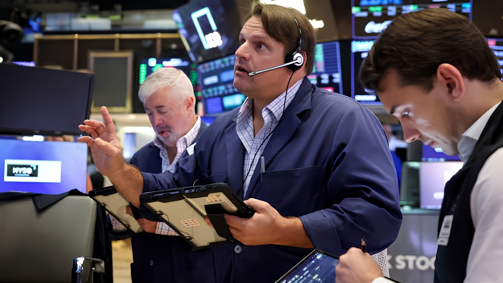 وول ستريت تغلق على انخفاض مع ارتفاع أسعار النفط