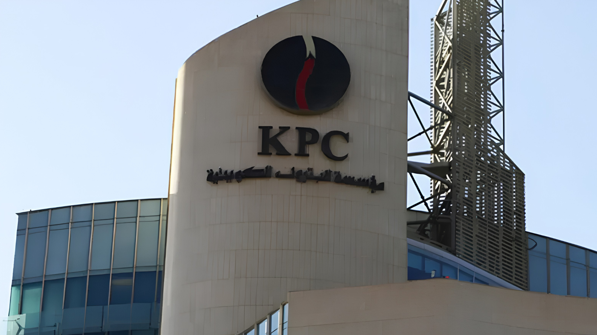 الكويت تتيح شحن النفط من سفينة لأخرى خارج مضيق هرمز