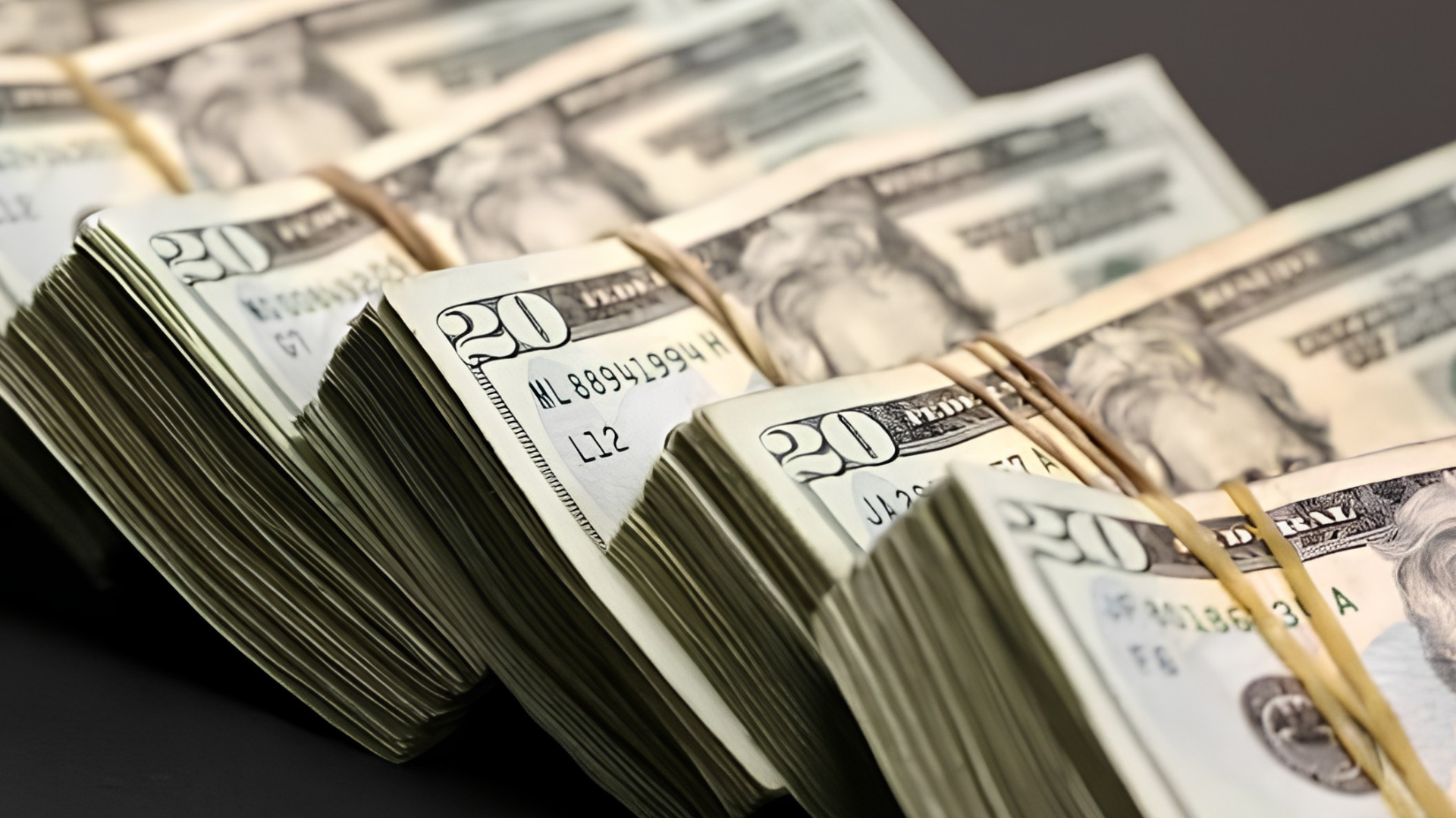 الدولار عند أعلى مستوى في 7 أسابيع بعد رفع الفائدة والتركيز على بنك اليابان