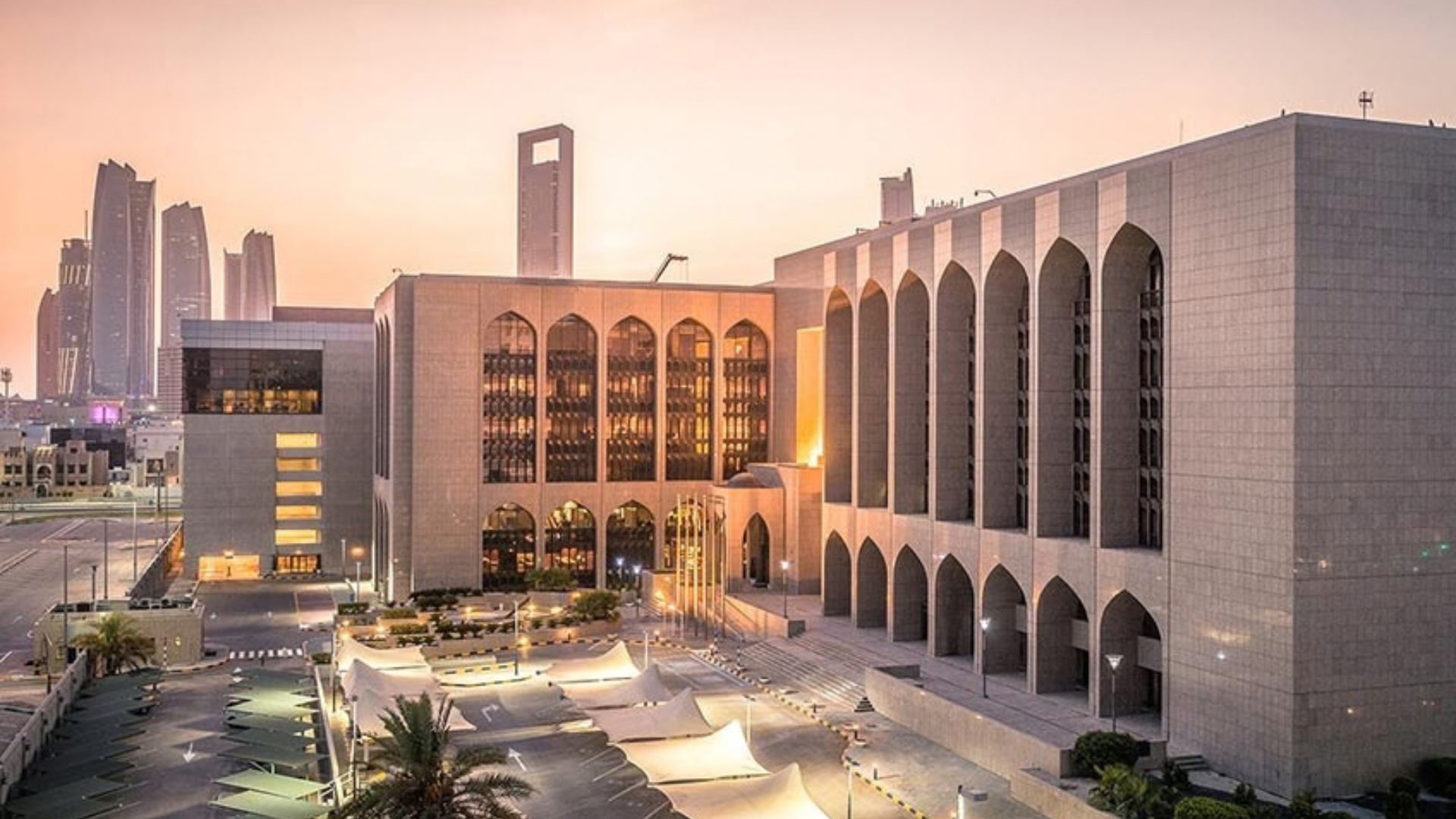 مصرف الإمارات المركزي يفرض عقوبات على بنك ملي الإيراني بالبلاد