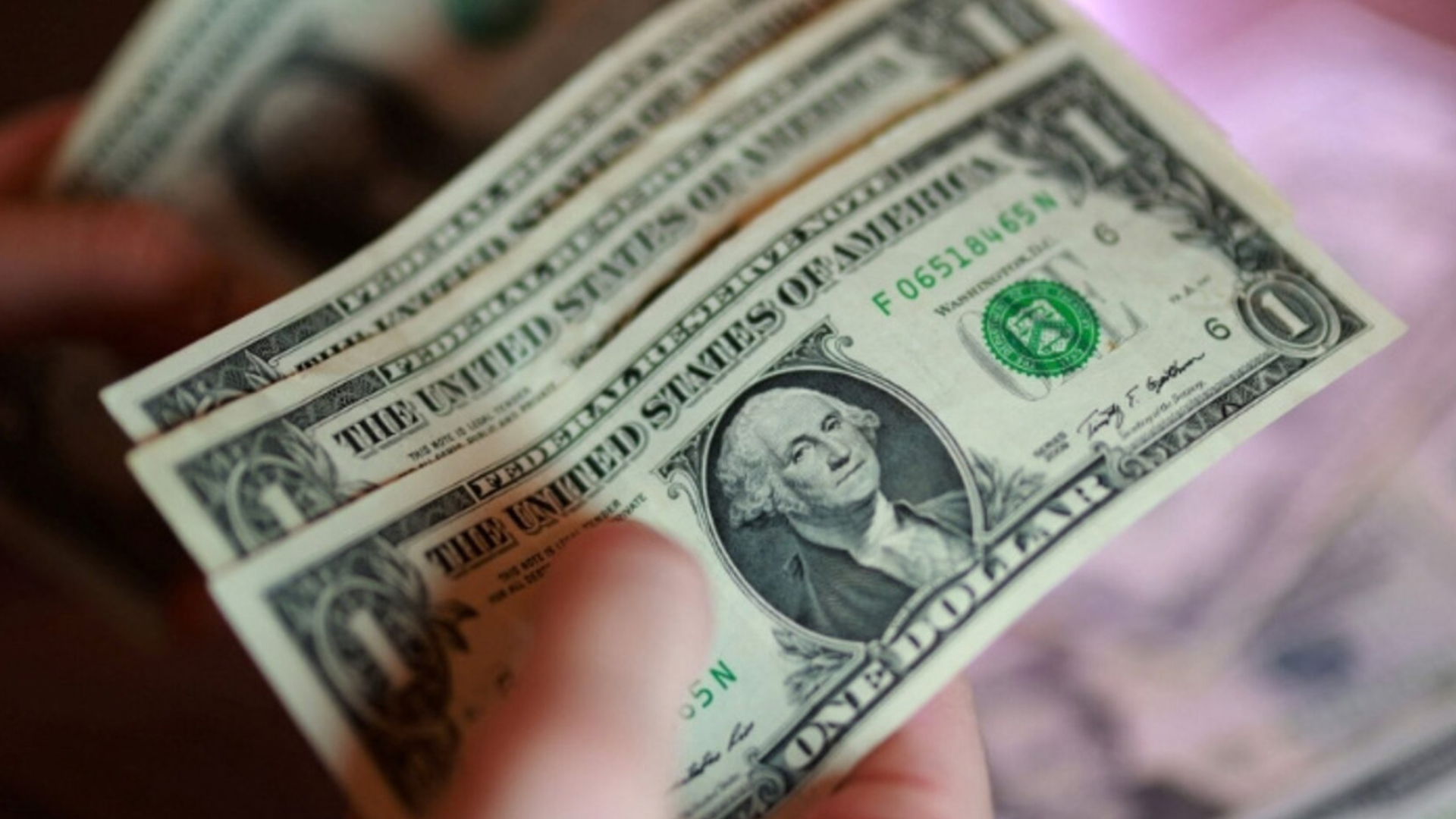 الدولار يتراجع قليلاً مع ارتفاع أسعار النفط وسط التوتر بين أميركا وإيران