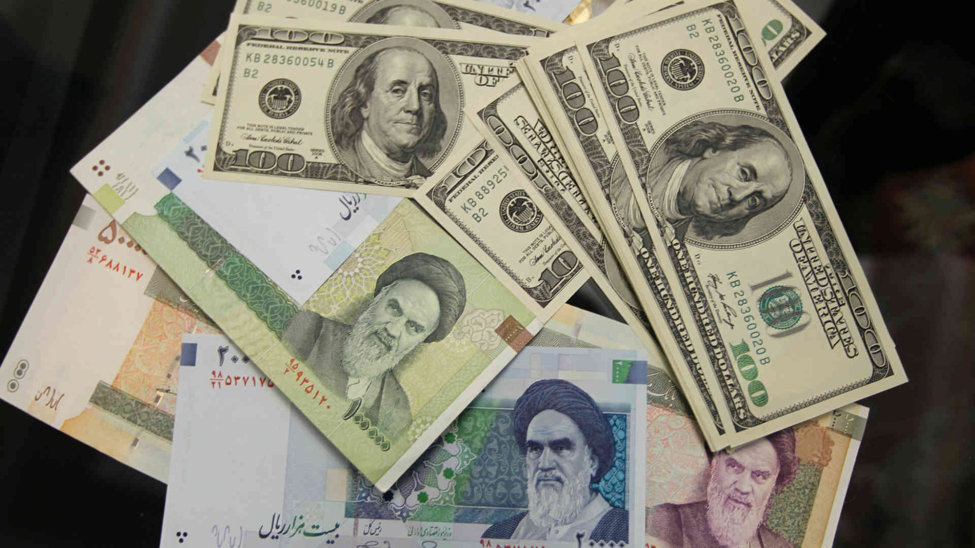 الدولار يتجاوز 255 ألف تومان في إيران