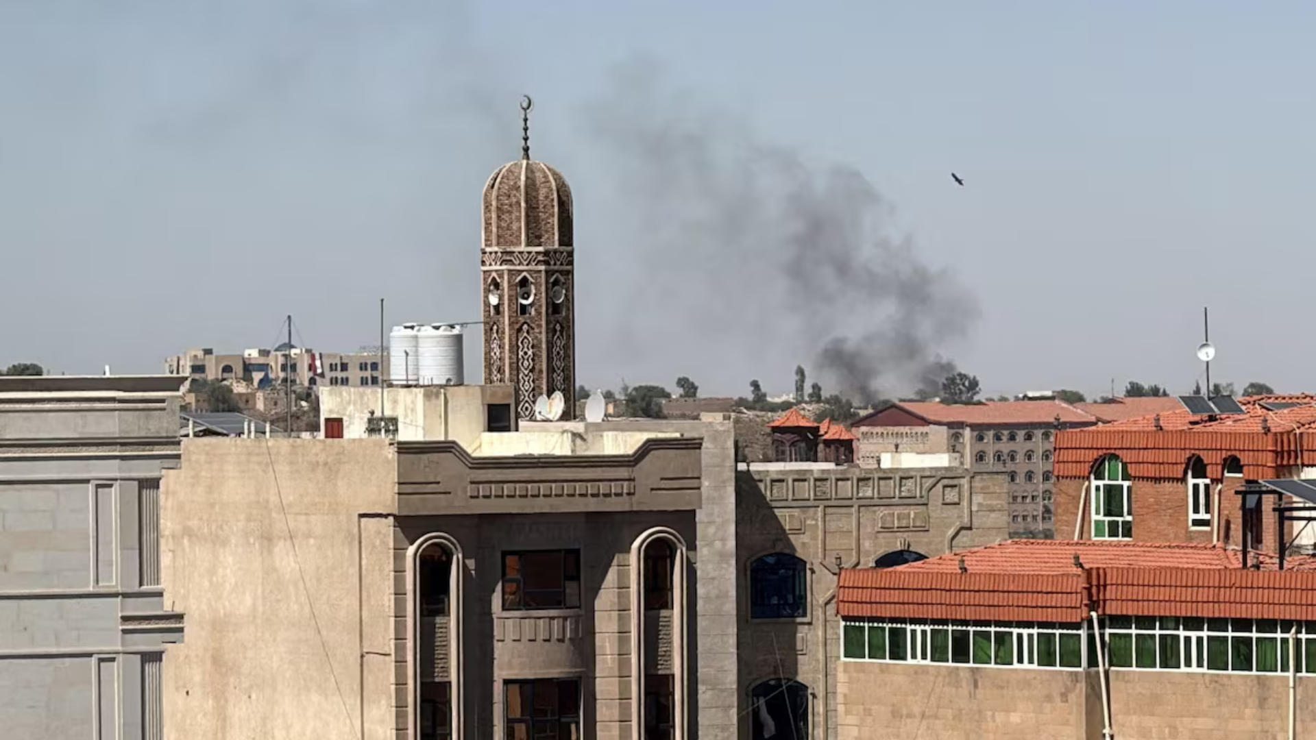 قناة تلفزيونية تابعة للحوثيين تفيد بوقوع غارة على مطار صنعاء في اليمن