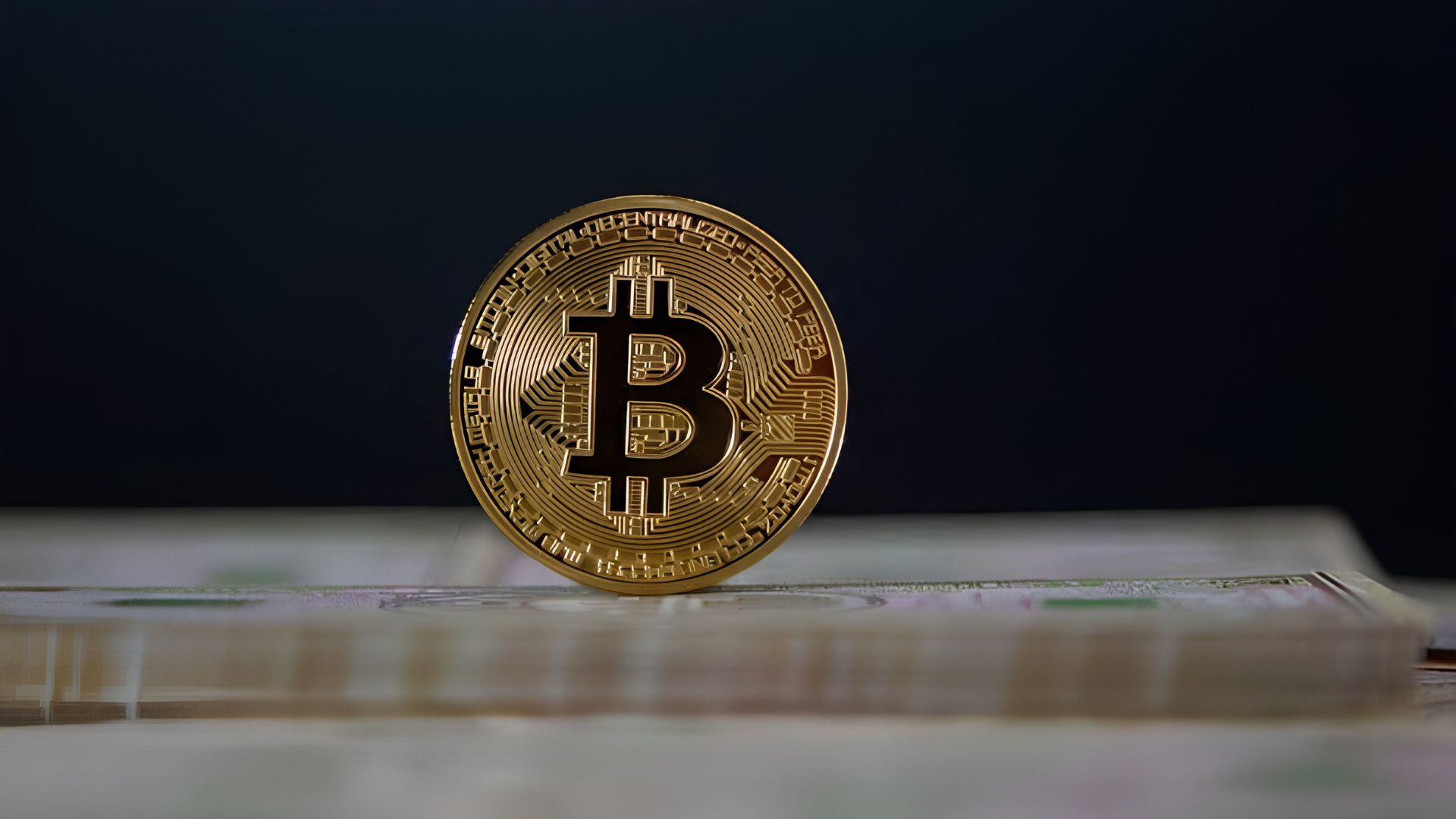 بيتكوين تتمسك بمستوى 83 ألف دولار وسط ضغوط السوق