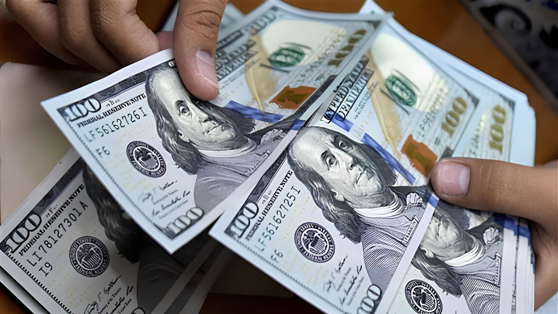 الدولار يسجل أعلى مستوى في 18 شهراً بدعم من بيانات التضخم الأميركية 