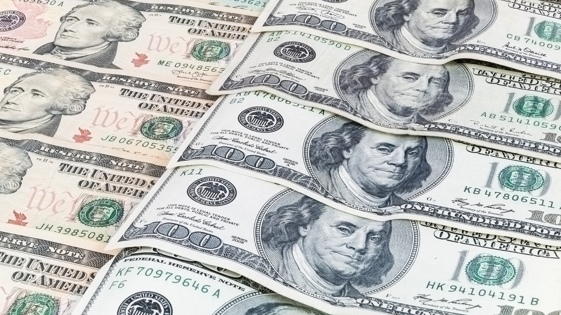الدولار يتراجع عن أعلى مستوى في 18 شهرا مع تقليص توقعات رفع الفائدة