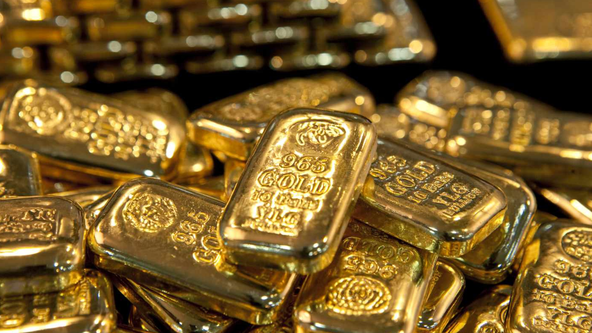 الذهب يرتفع مع انخفاض النفط والأنظار على توقعات أسعار الفائدة