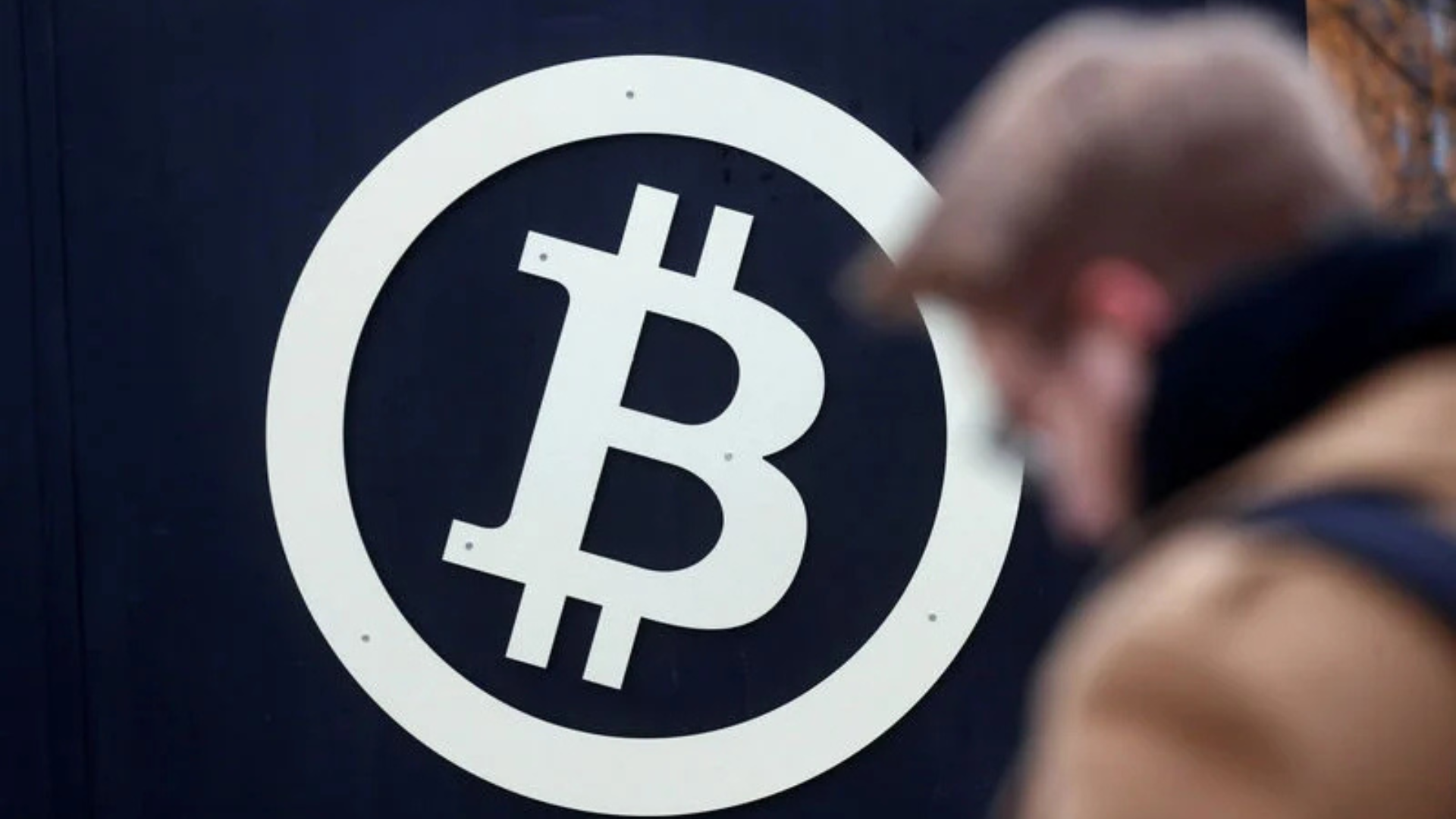 بيتكوين تقترب من 83 ألف دولار مع تراجع النفط