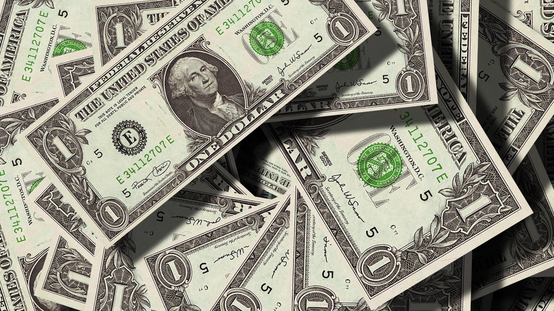 الدولار يتذبذب وسط تصاعد المخاطر السياسية في أوروبا